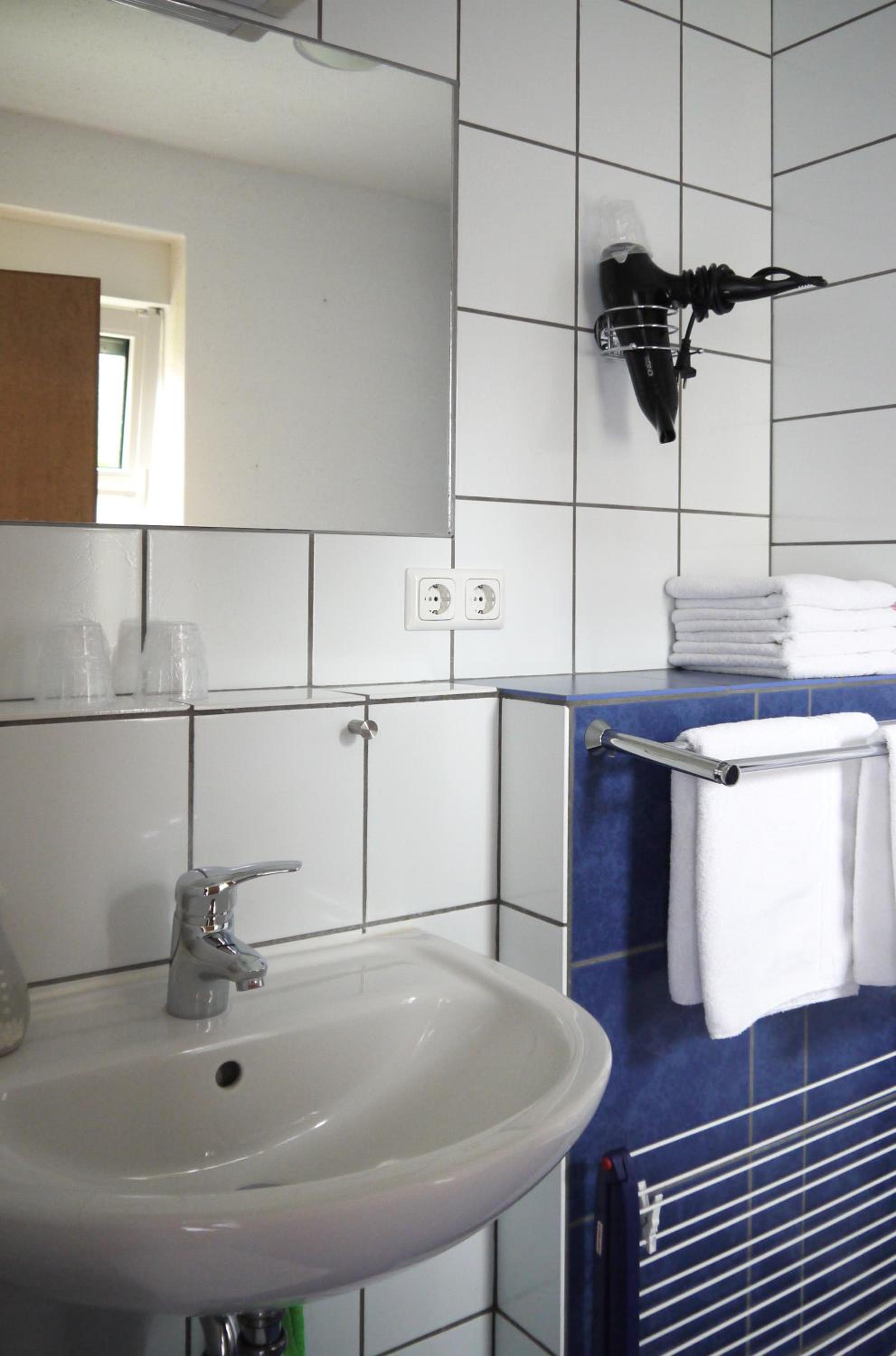 Double Room with Balcony or Terrace - Photo 9