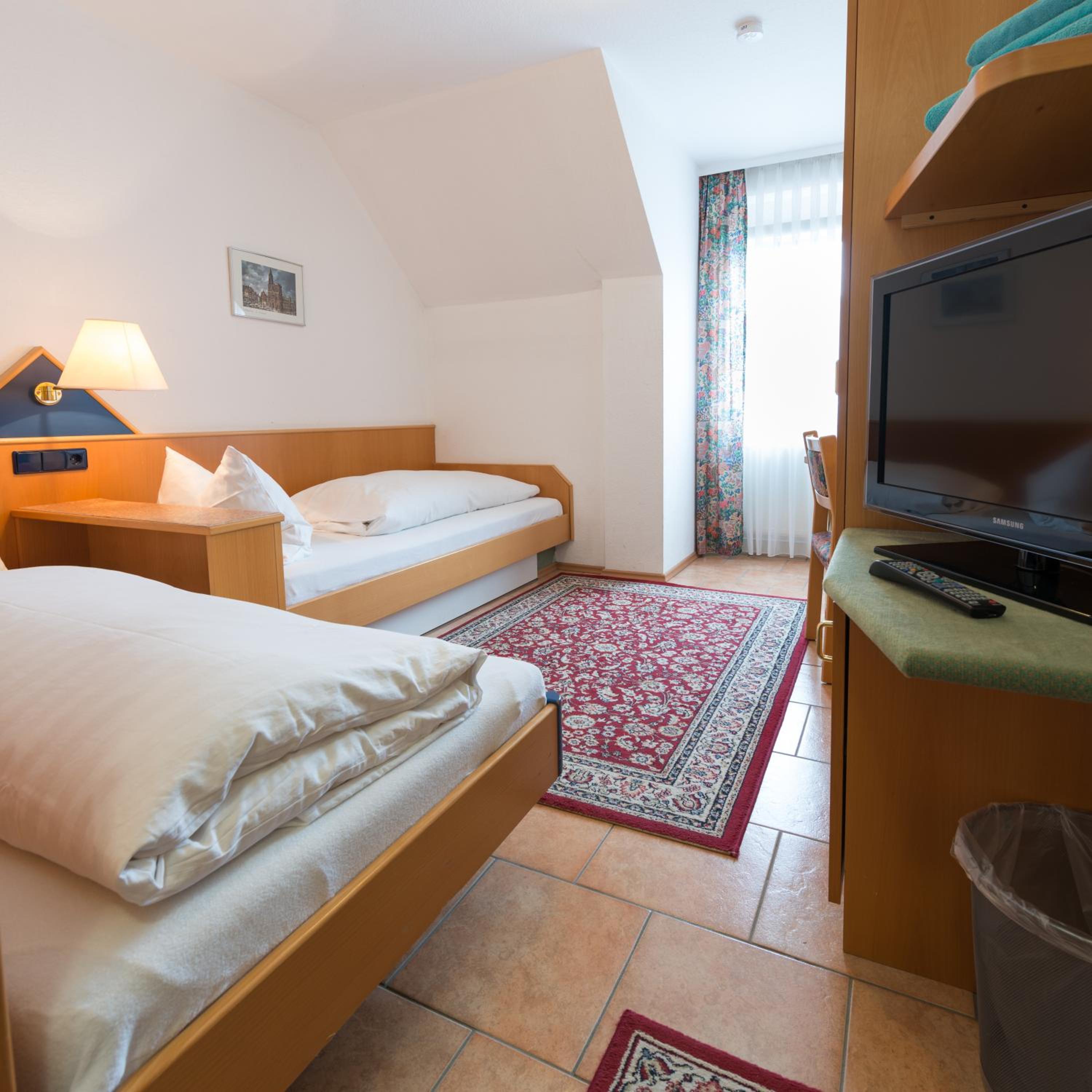Small Twin Room - Photo 1