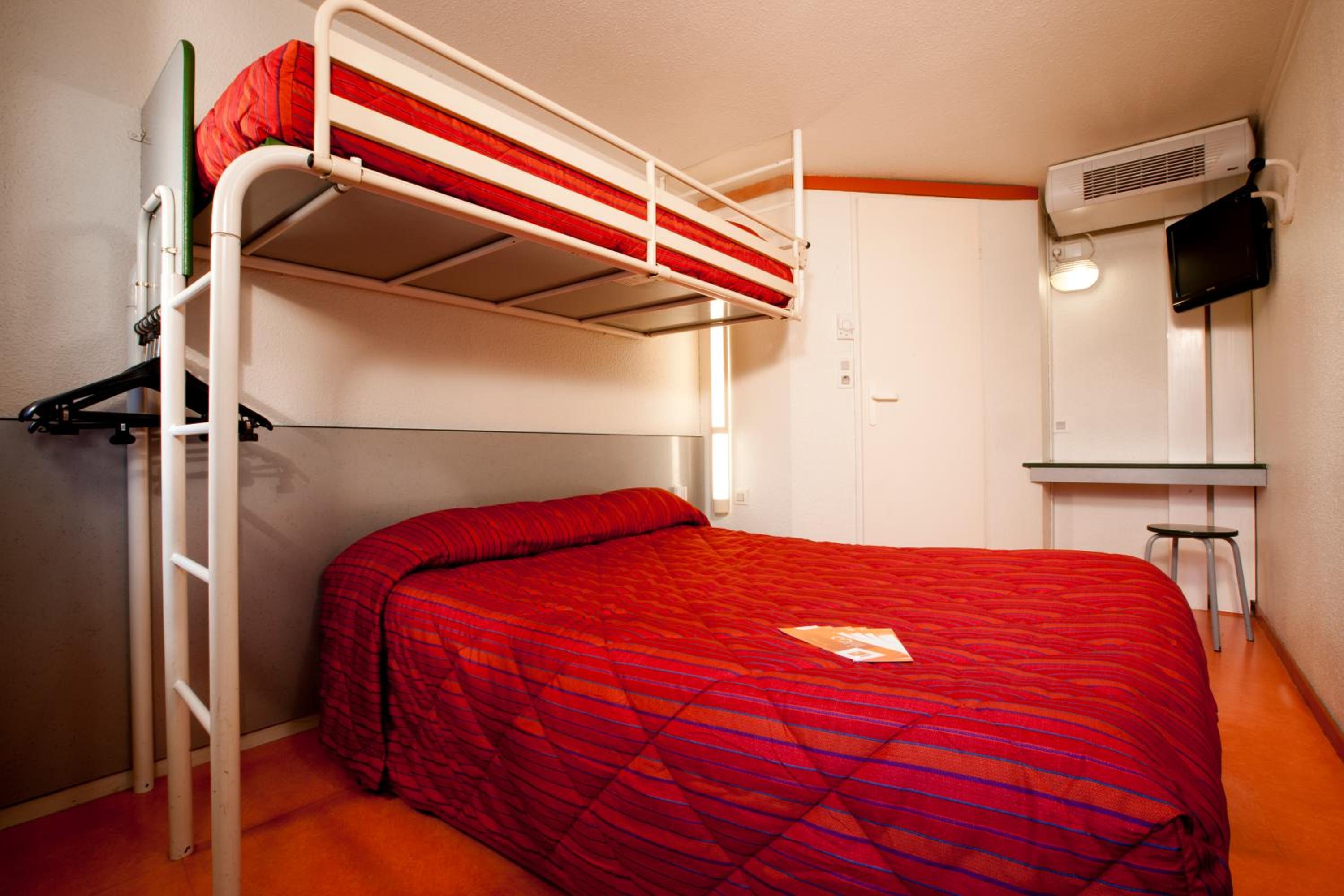 Triple Room (1 Double Bed + 1 Single Bed) photo 3