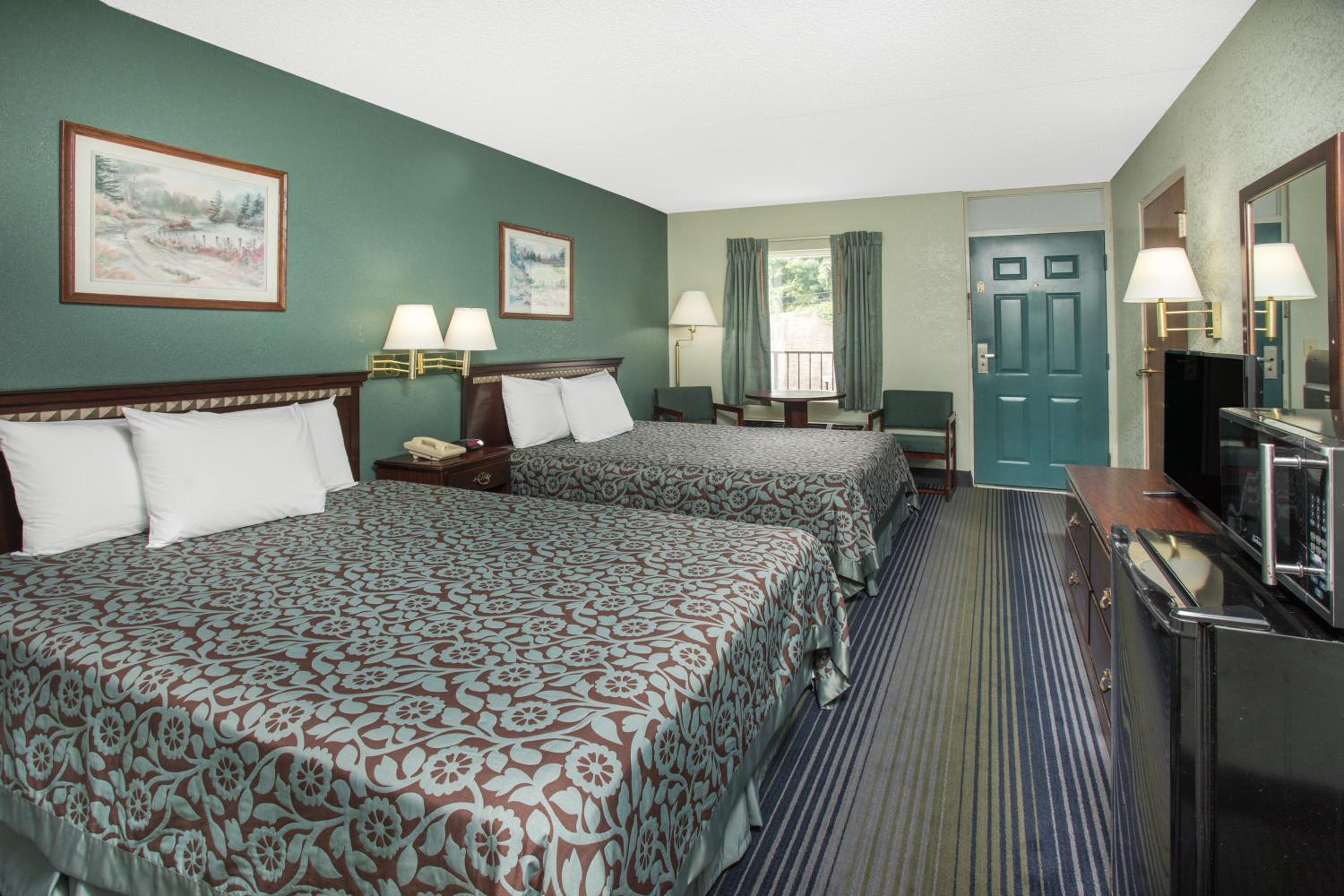 Queen Room With Two Queen Beds - Smoking photo 1