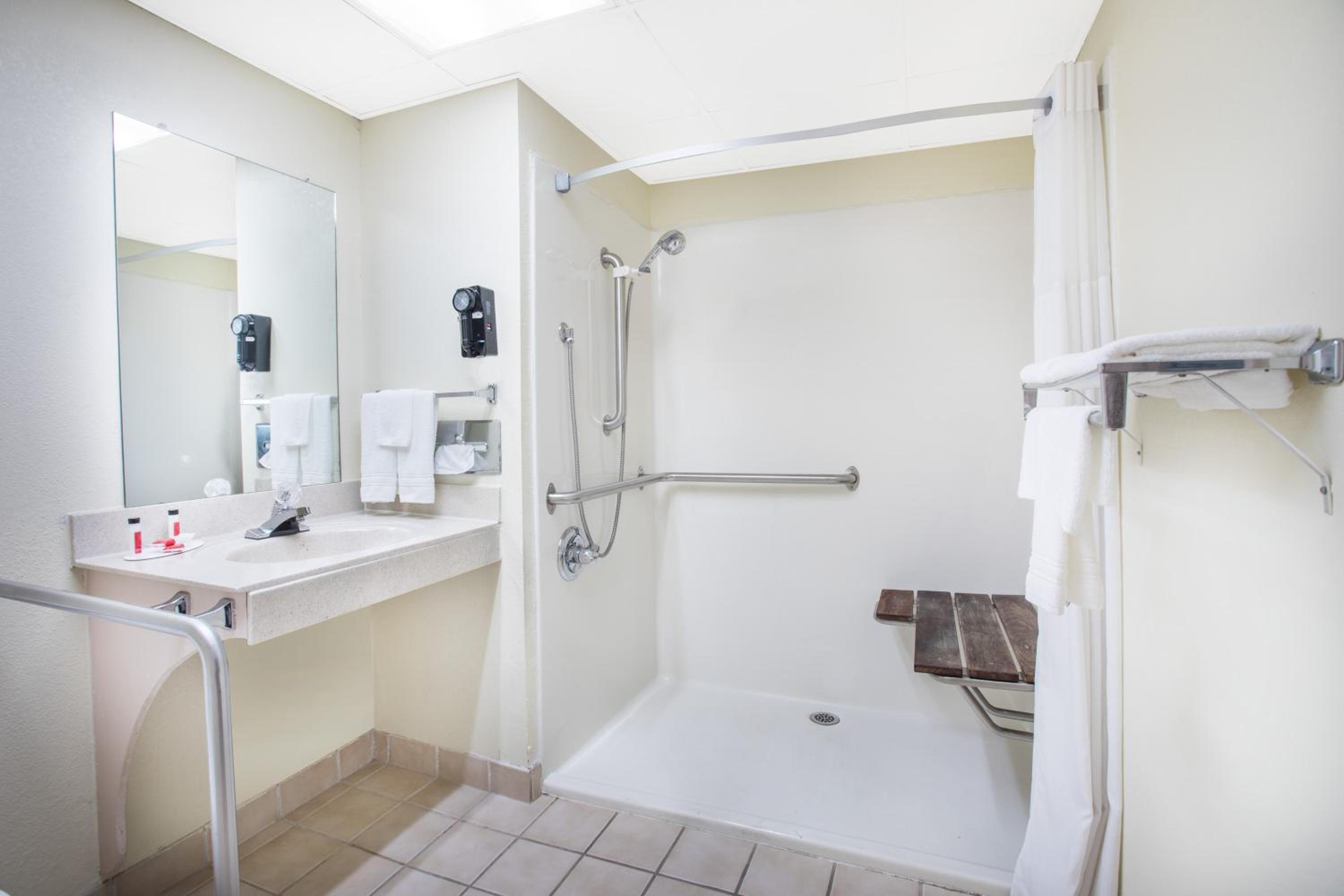 King Room - Disability Access/Non-Smoking photo 2