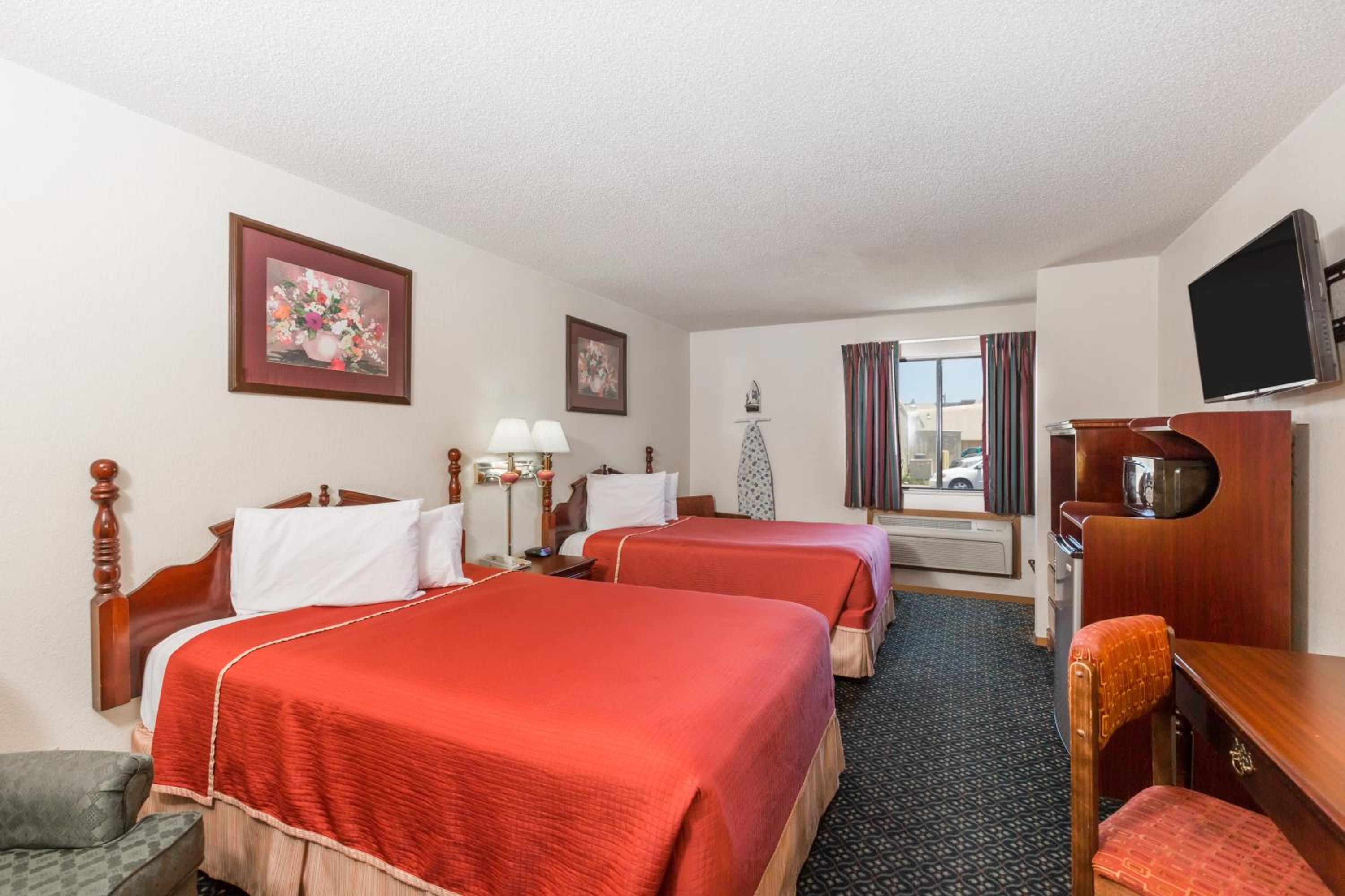 Double Room with Two Double Beds - Non-Smoking - Photo 2