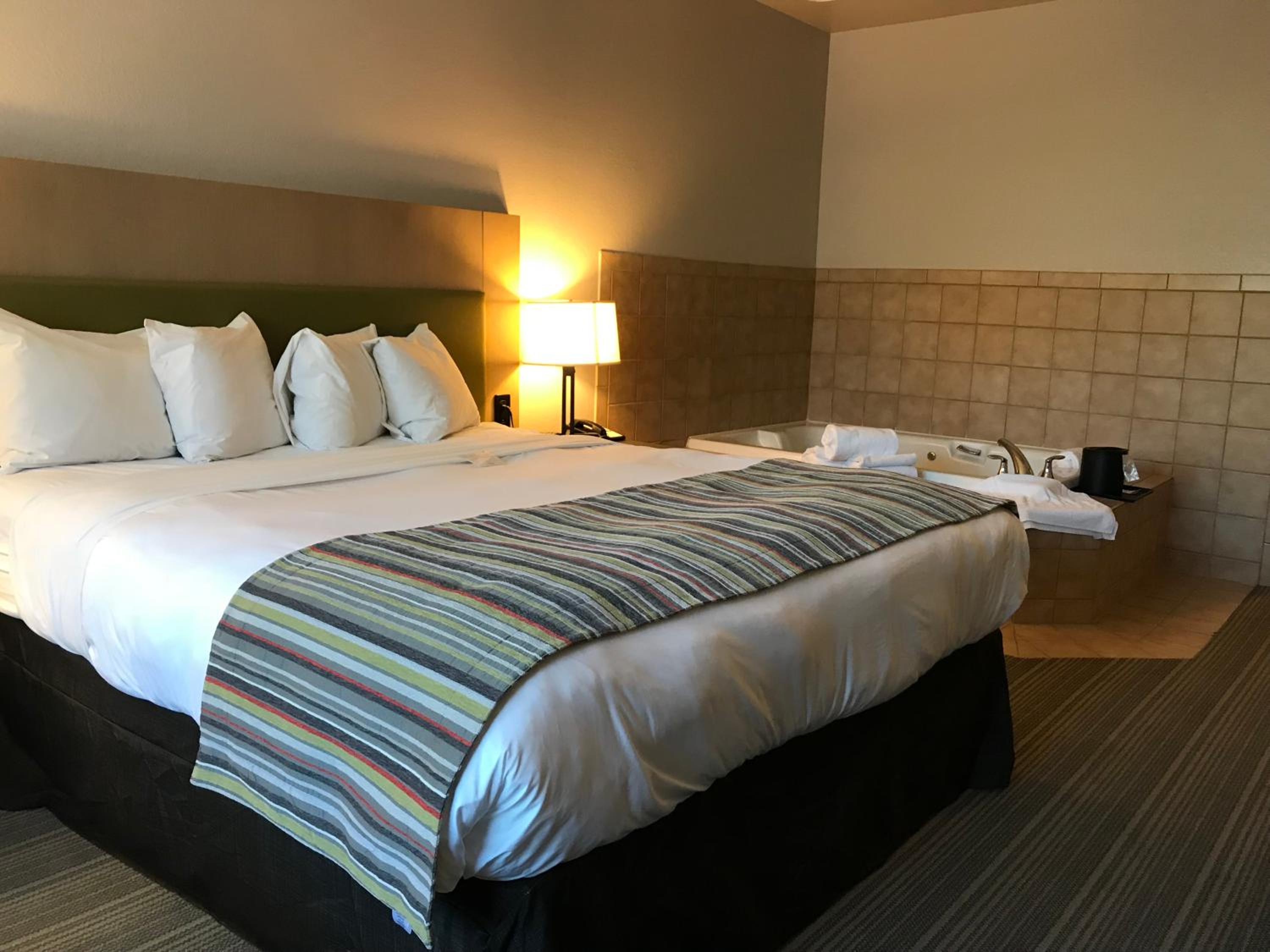 King Suite with Spa Bath - Photo 2