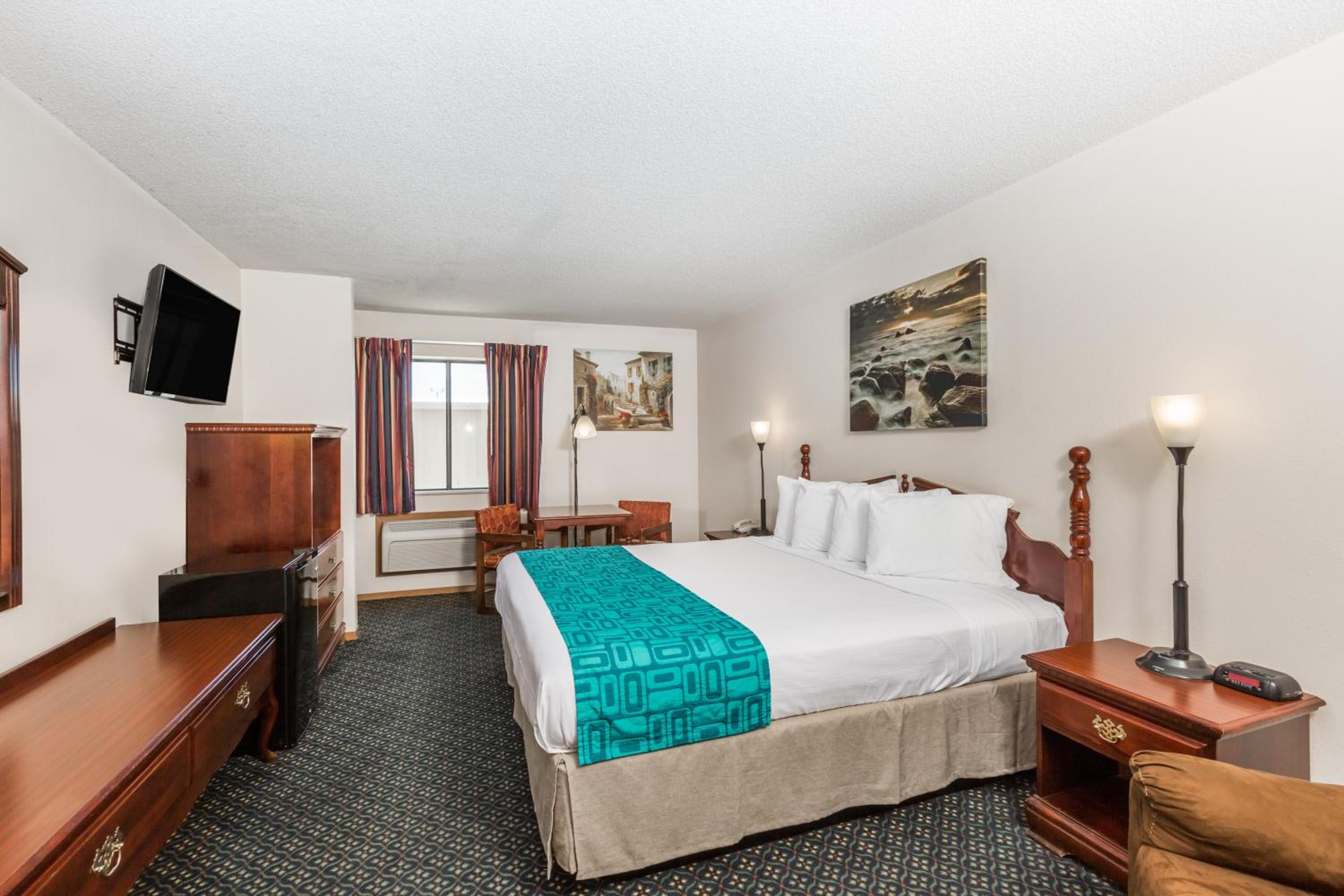 King Room - Non-Smoking - Photo 3