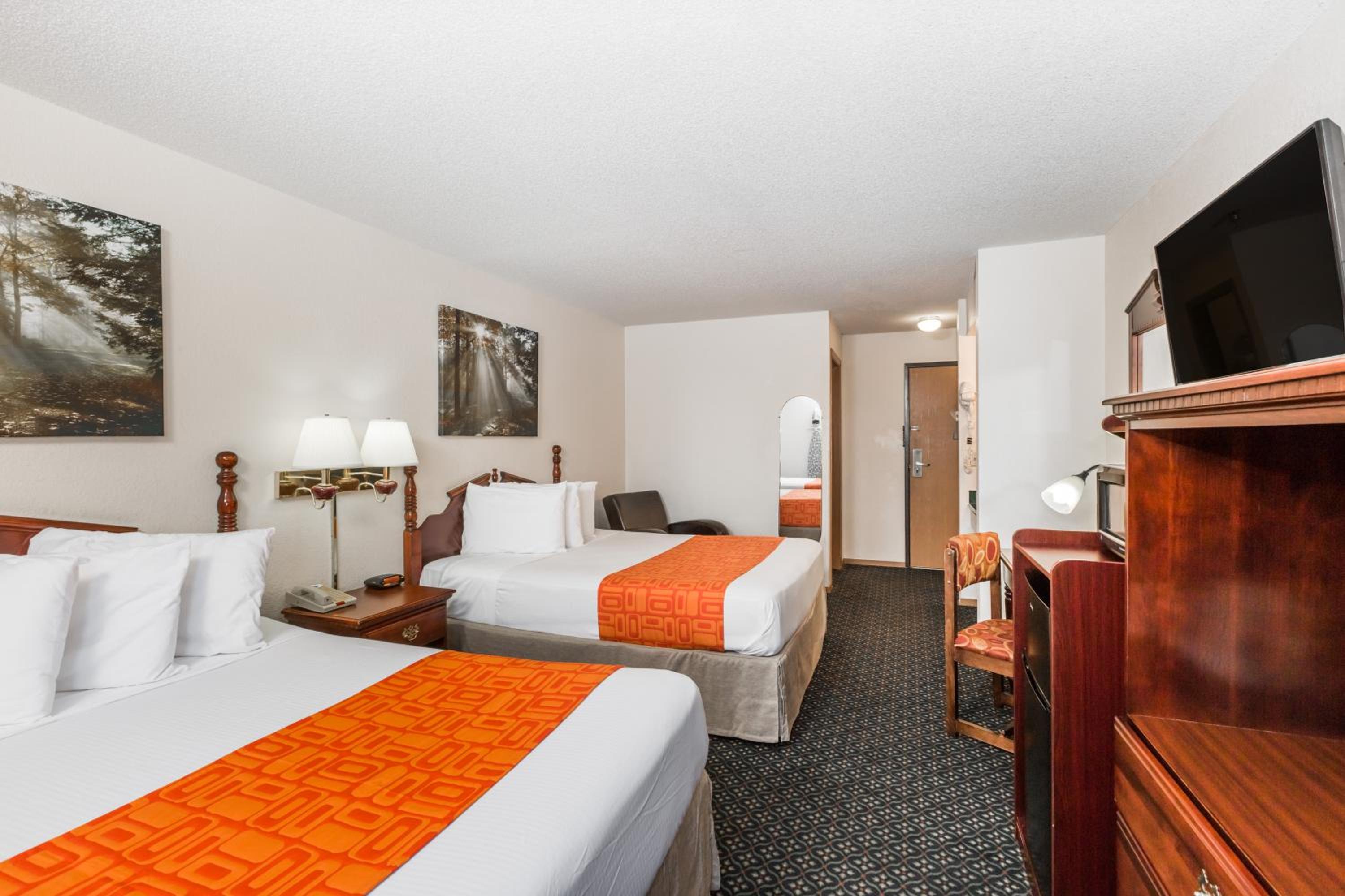 Queen Room with Two Queen Beds - Non-Smoking - Photo 3