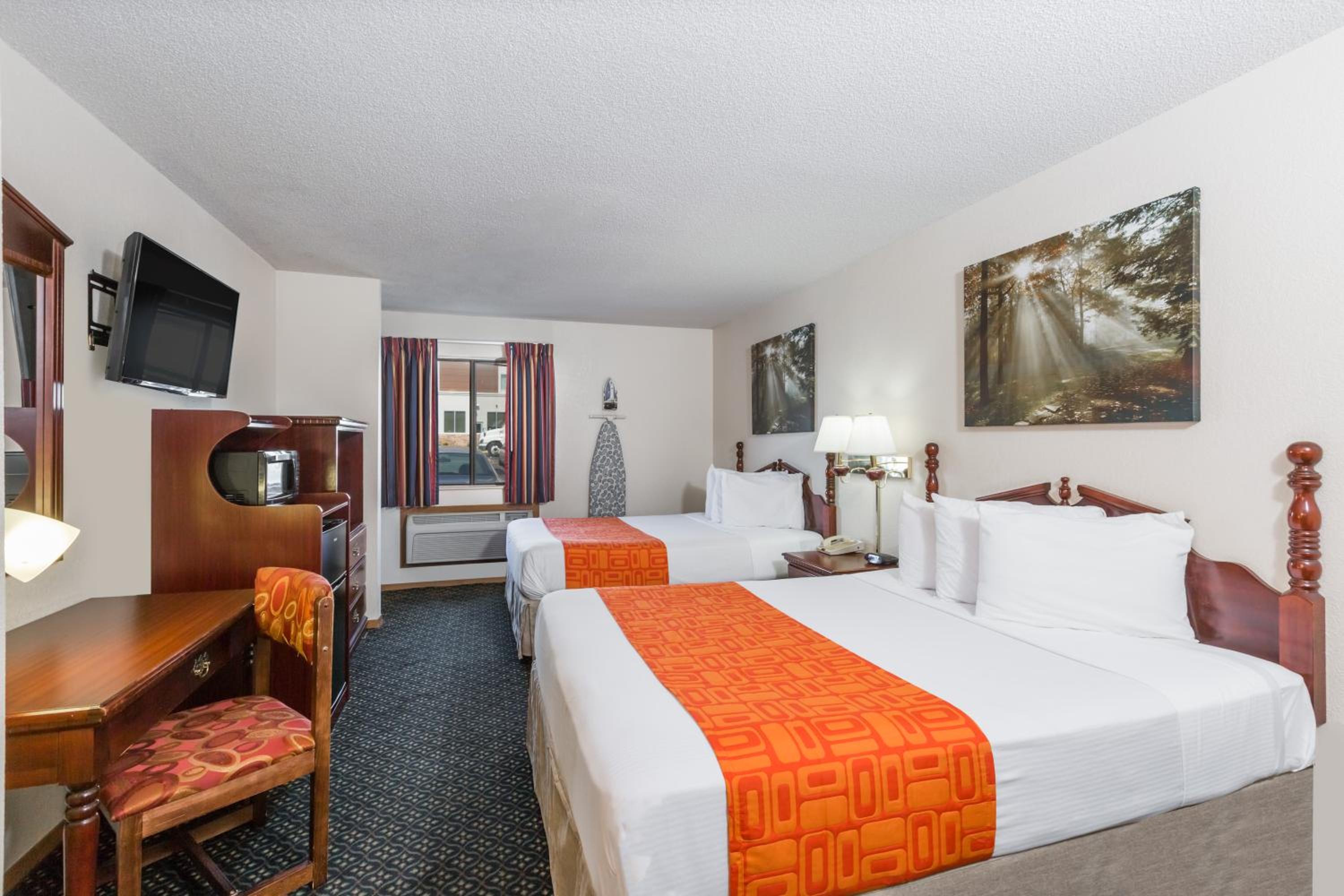 Queen Room with Two Queen Beds - Non-Smoking - Photo 4