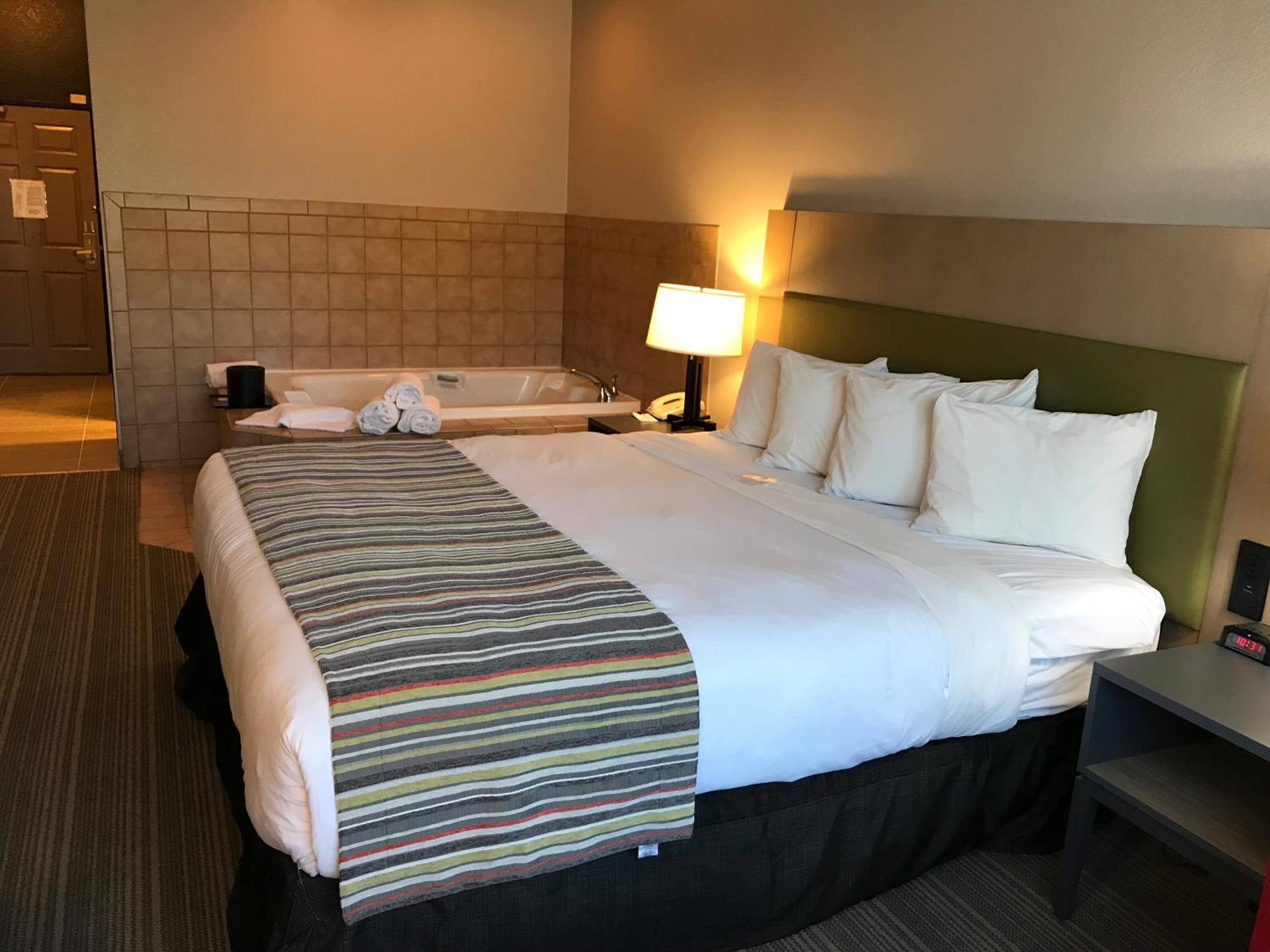 King Suite with Spa Bath - Disability Access - Photo 6