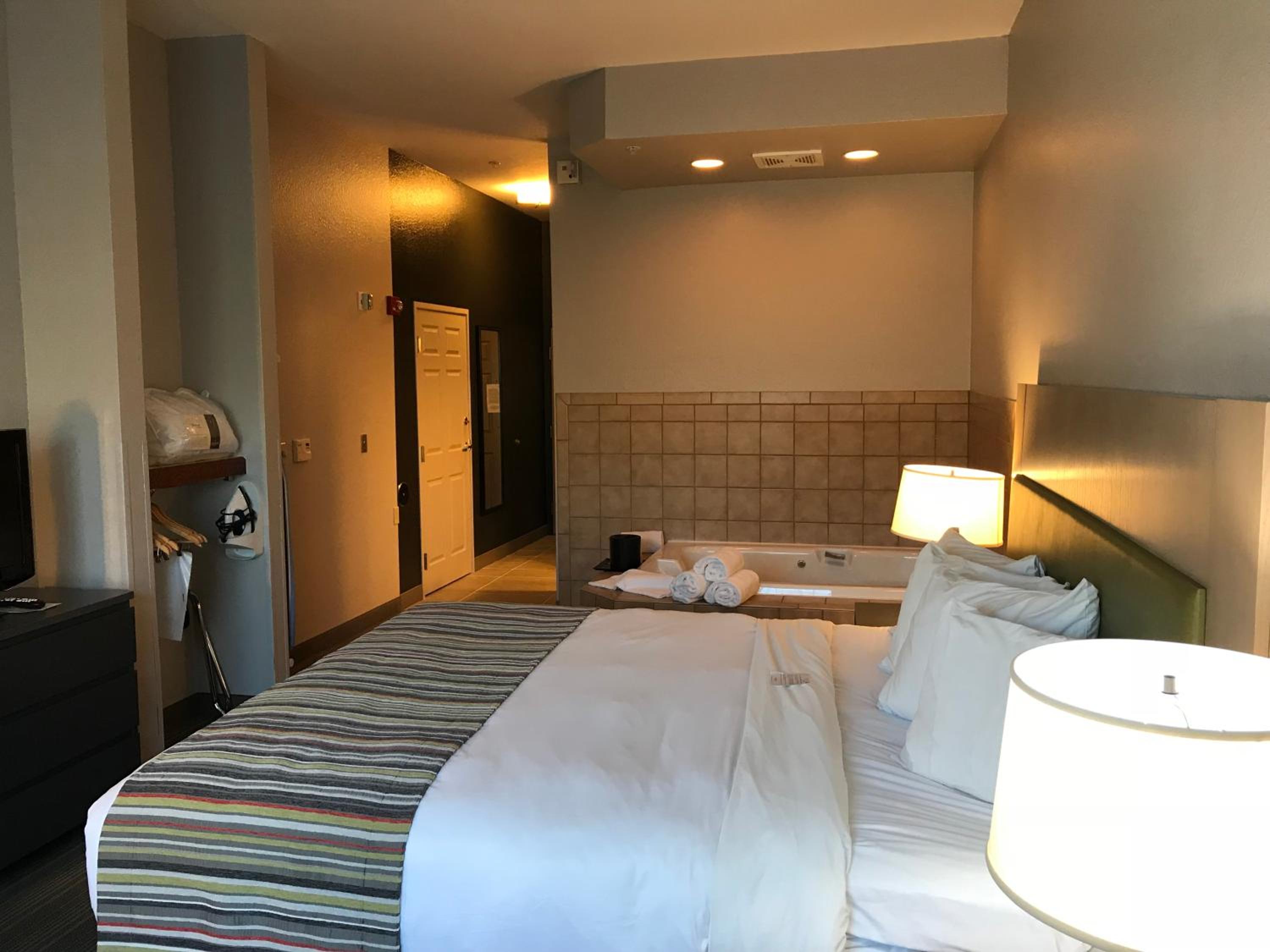 King Suite with Spa Bath - Disability Access - Photo 2