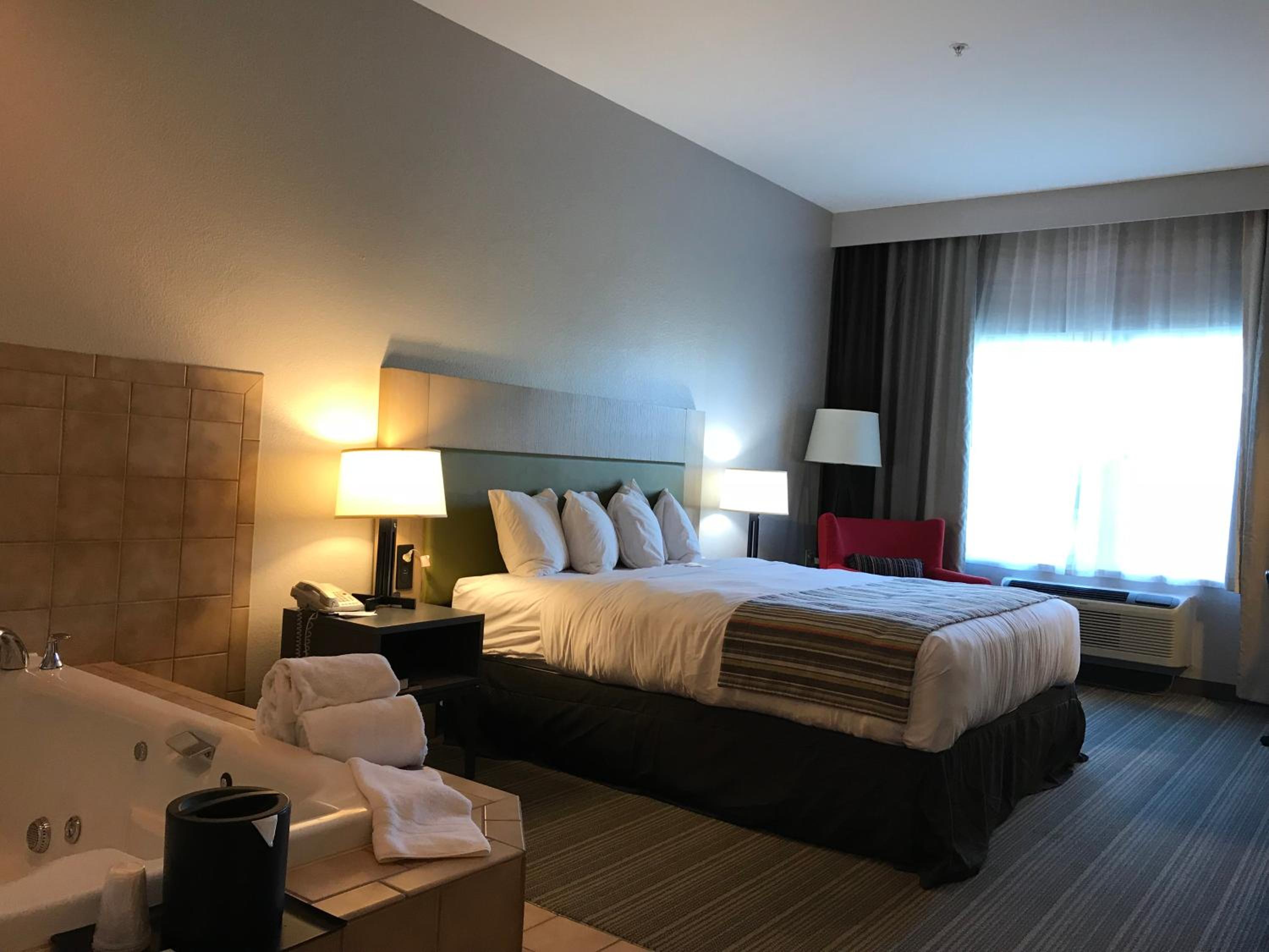 King Suite with Spa Bath - Disability Access - Photo 1