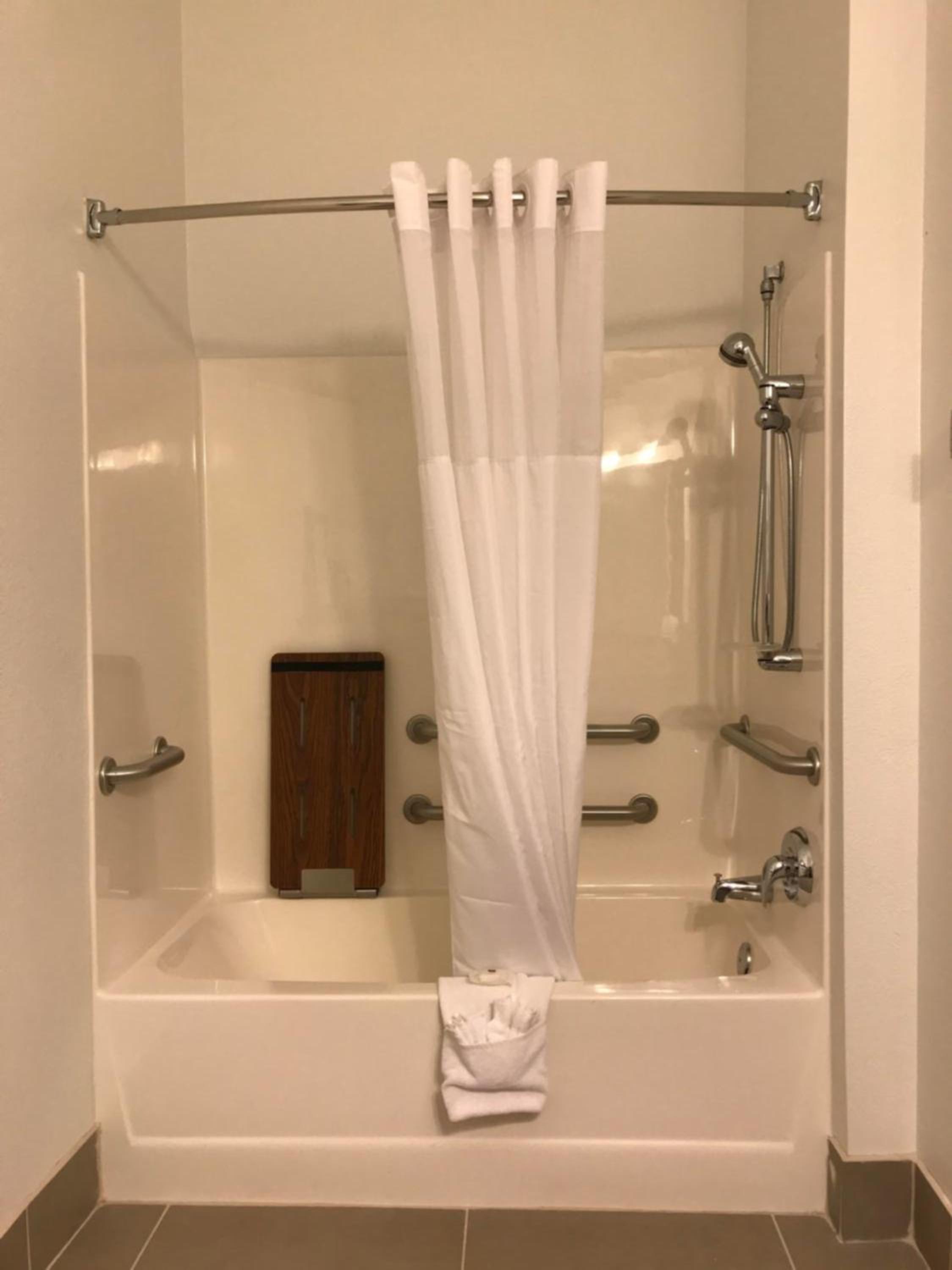King Suite with Spa Bath - Disability Access - Photo 4