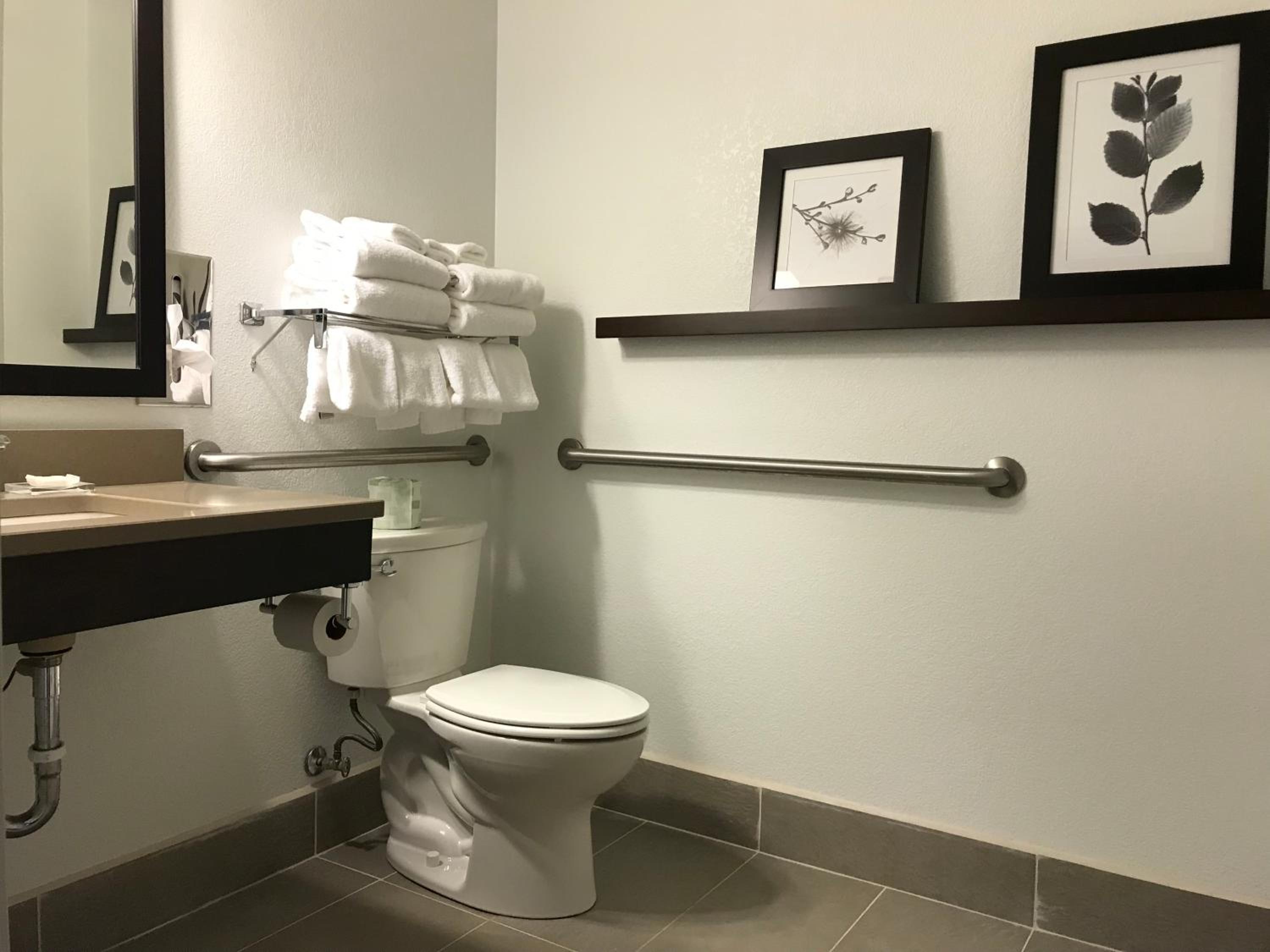 King Suite with Spa Bath - Disability Access - Photo 3