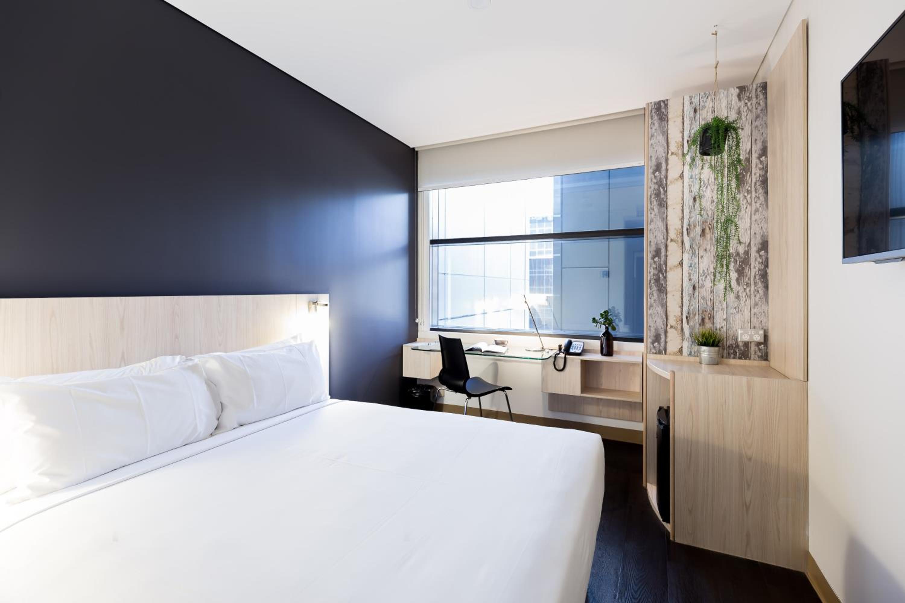 Standard Queen Room - Accessible - Photo 4