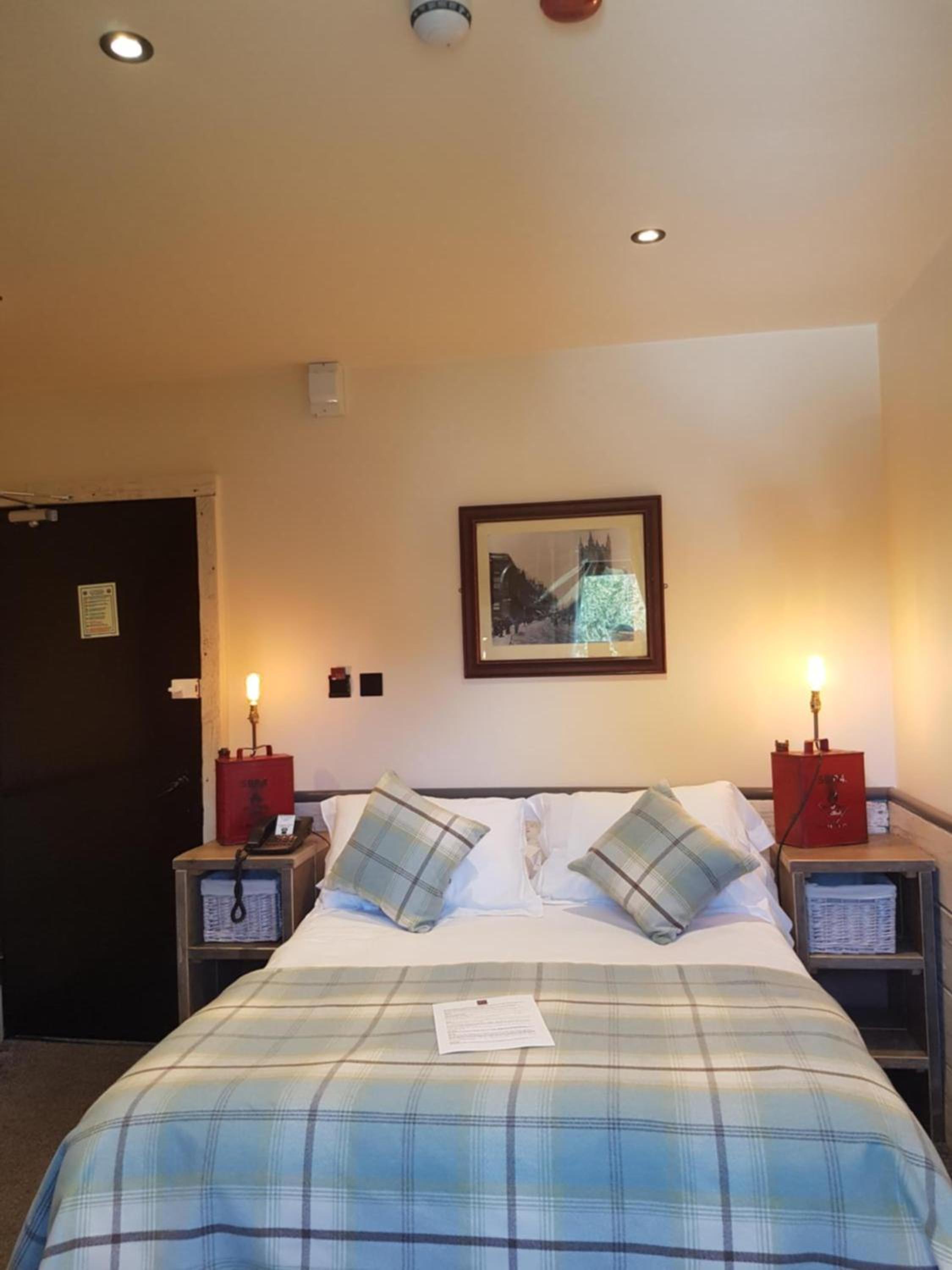 Standard Double Room - Photo 9