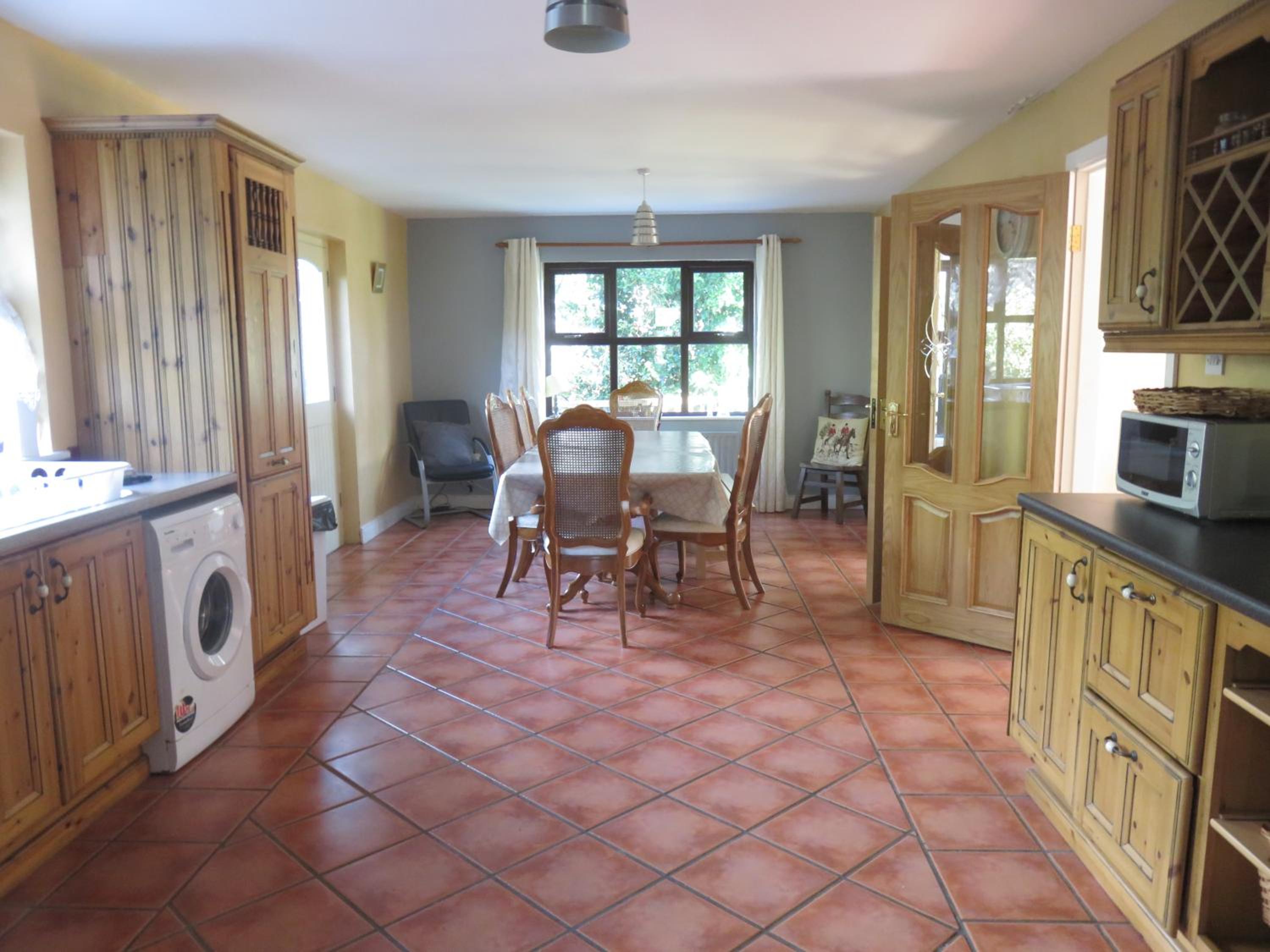 Six-Bedroom House photo 2