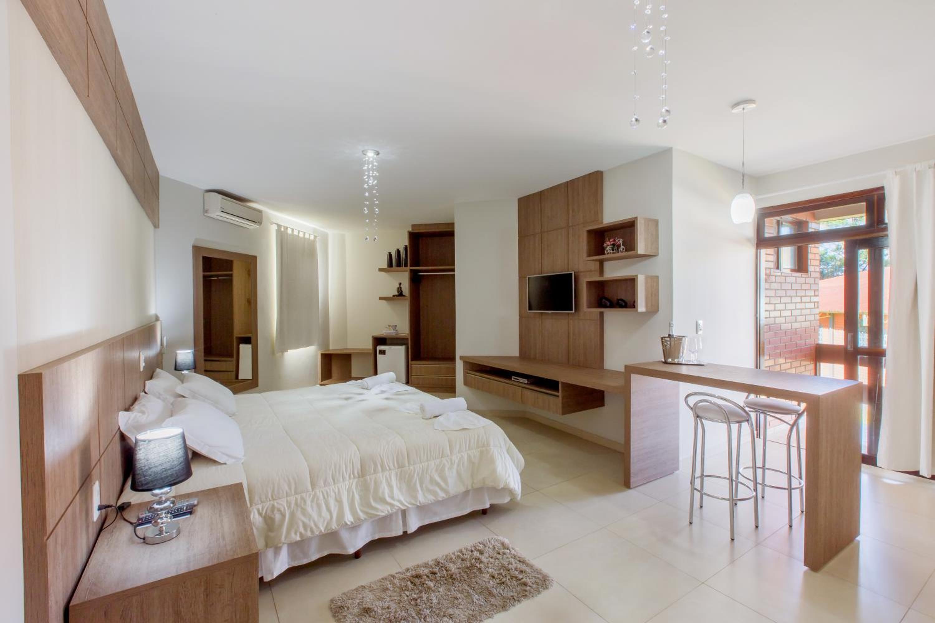 Queen Suite with Spa Bath photo 3