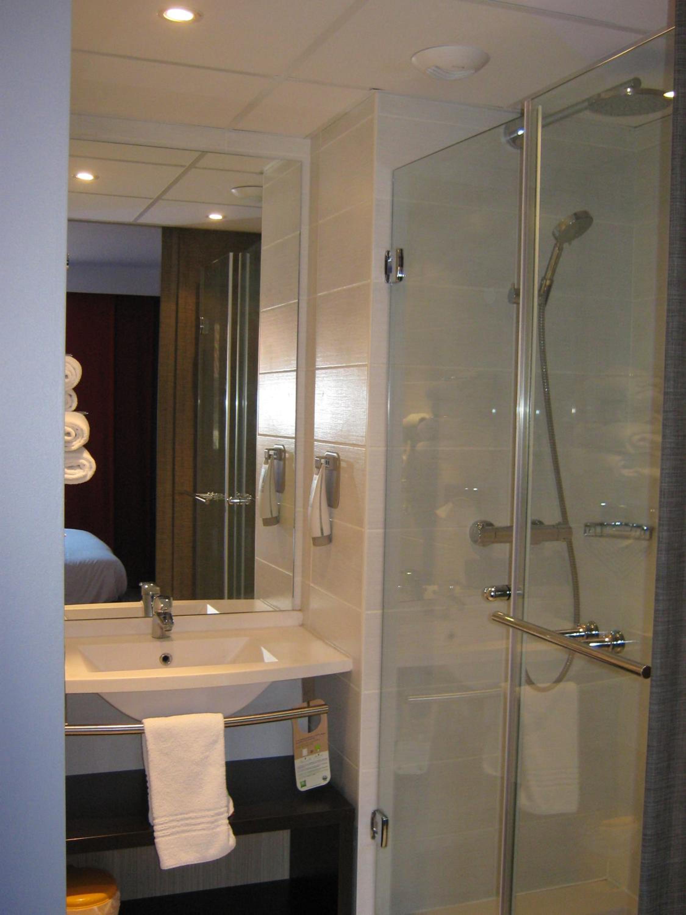 Standard Family Suite with One Double Bed and Sofa - Photo 4