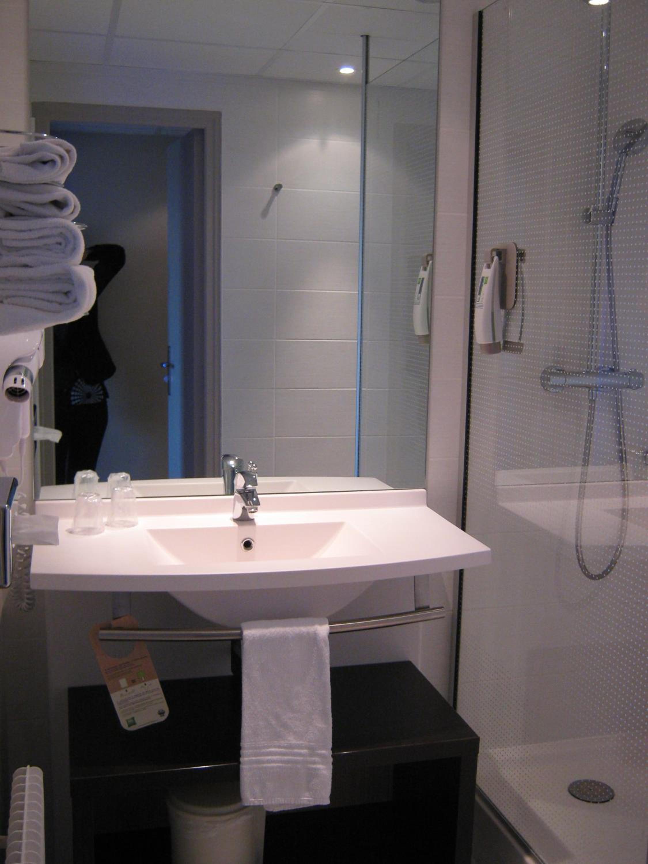 Standard Twin Room - Photo 6