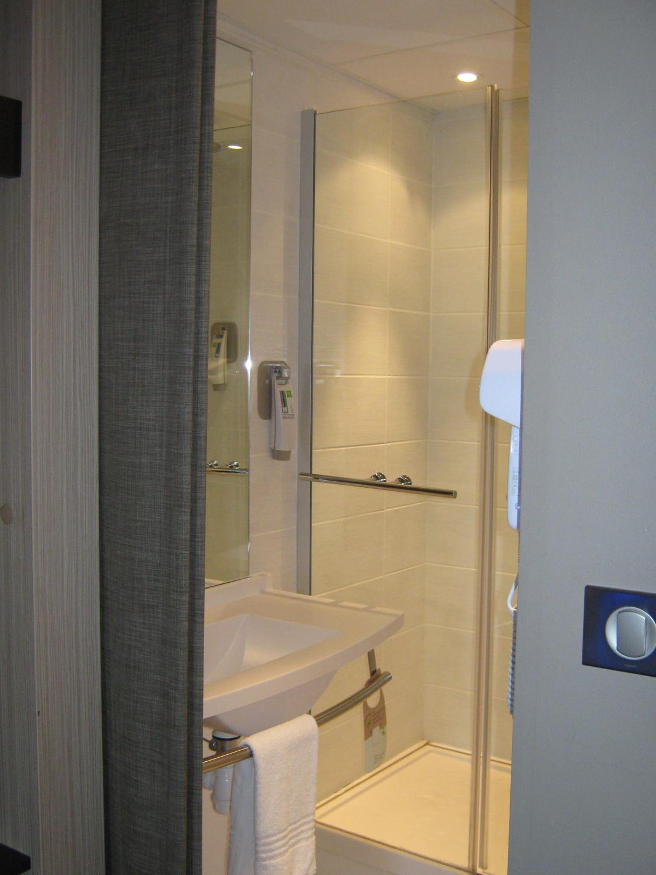 Standard Twin Room - Photo 5