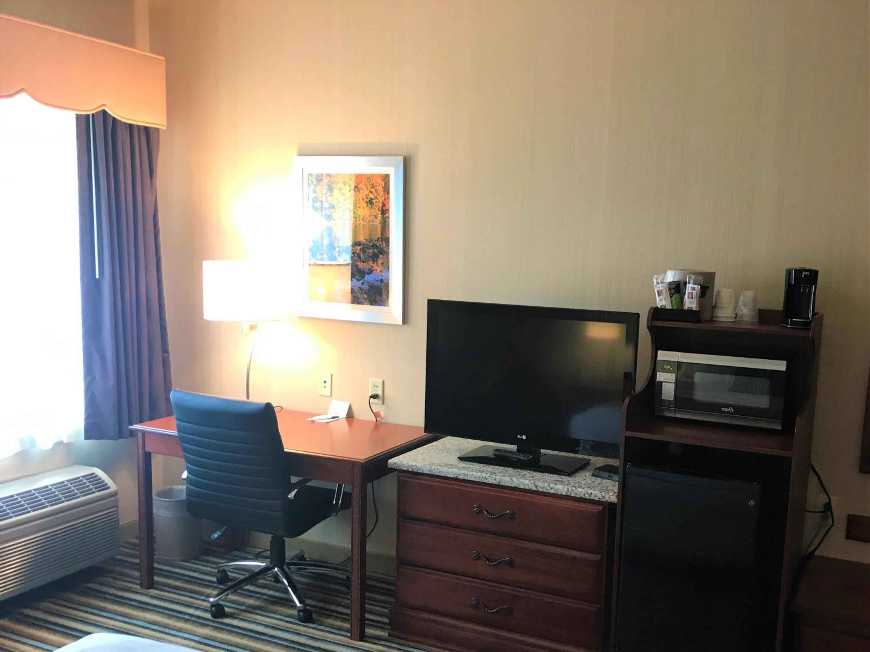 King Room - Non-Smoking - Photo 5