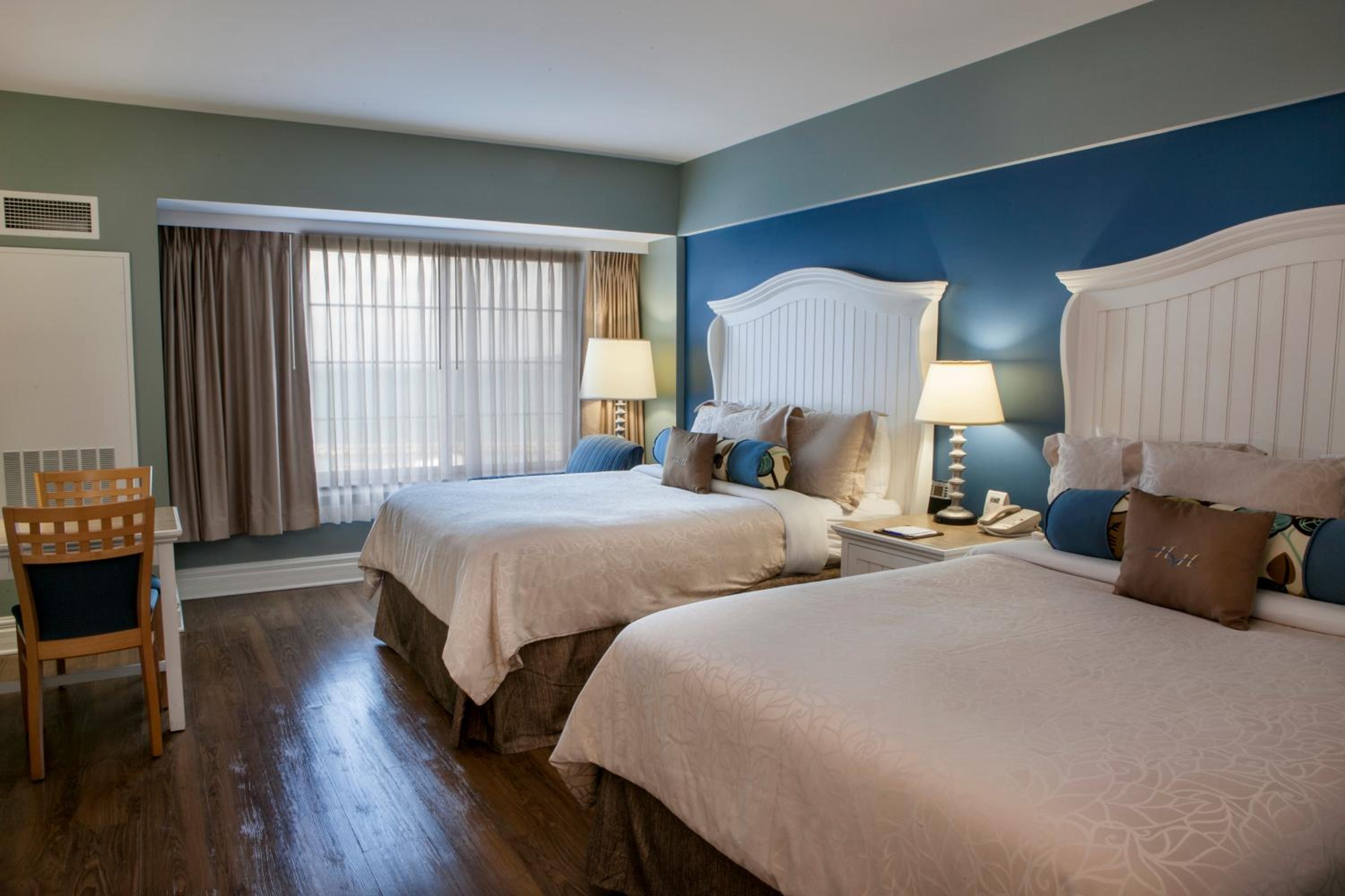 Queen Room with Two Queen Beds with Lake View