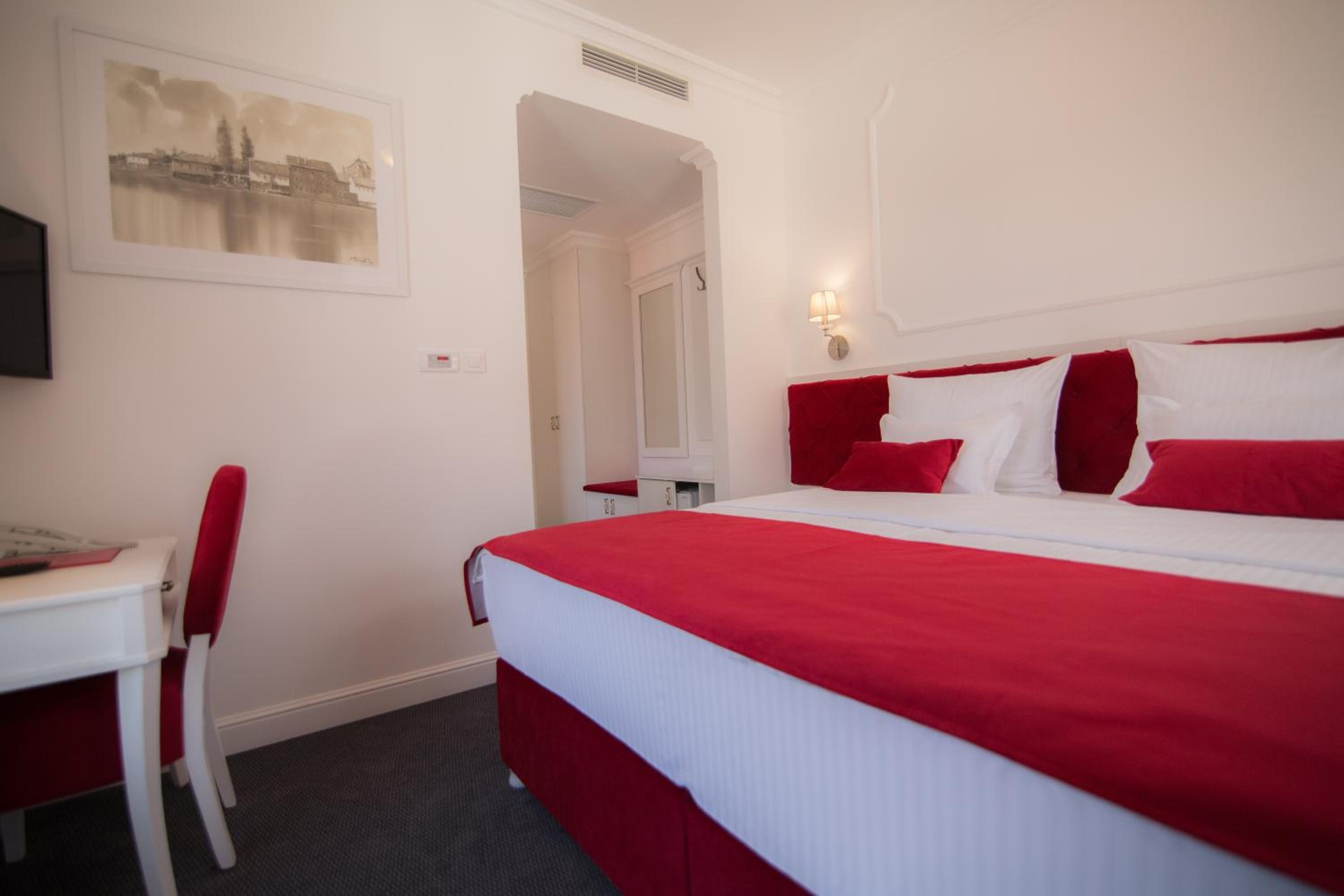 Standard Double or Twin Room - Photo 4