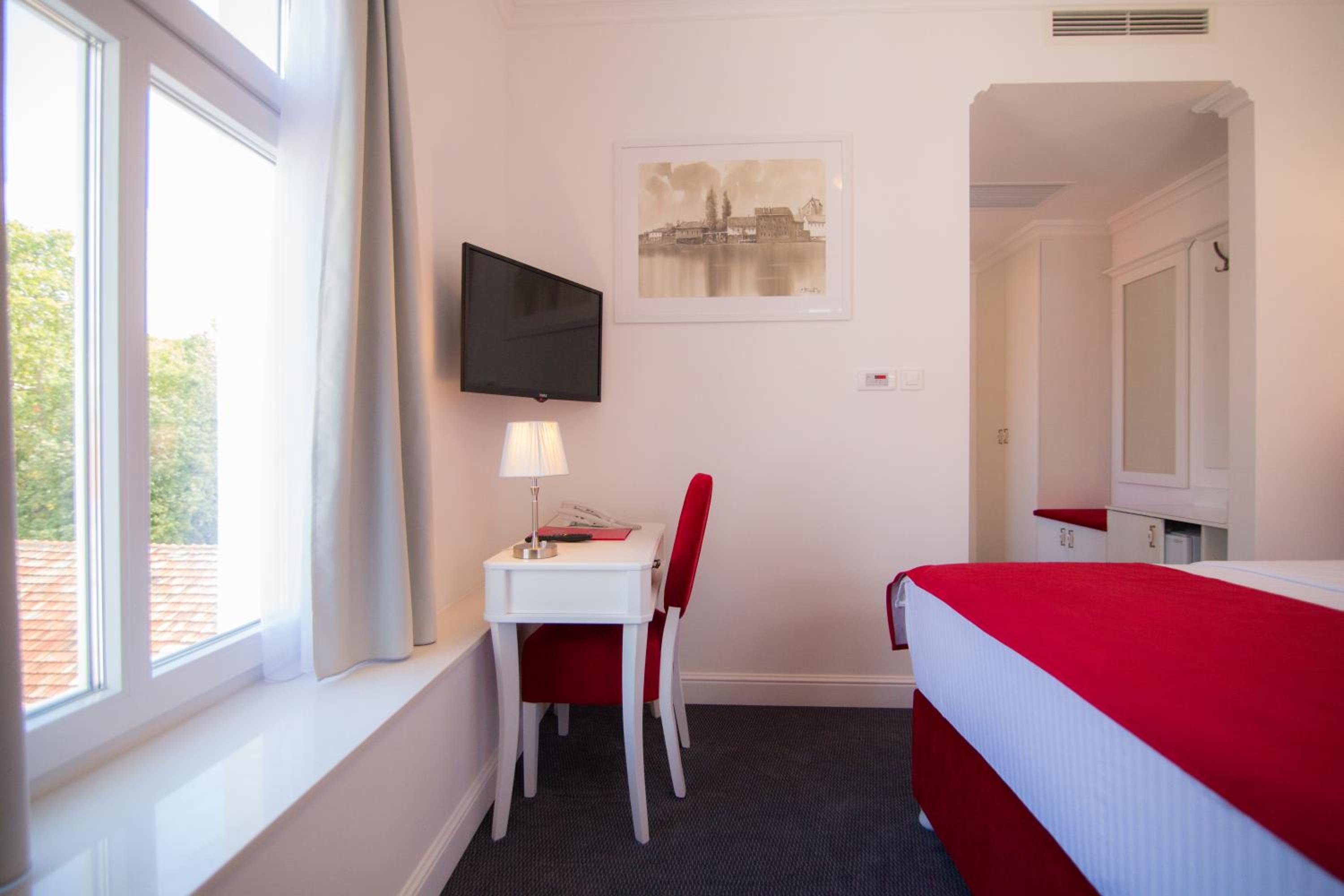 Standard Double or Twin Room - Photo 3