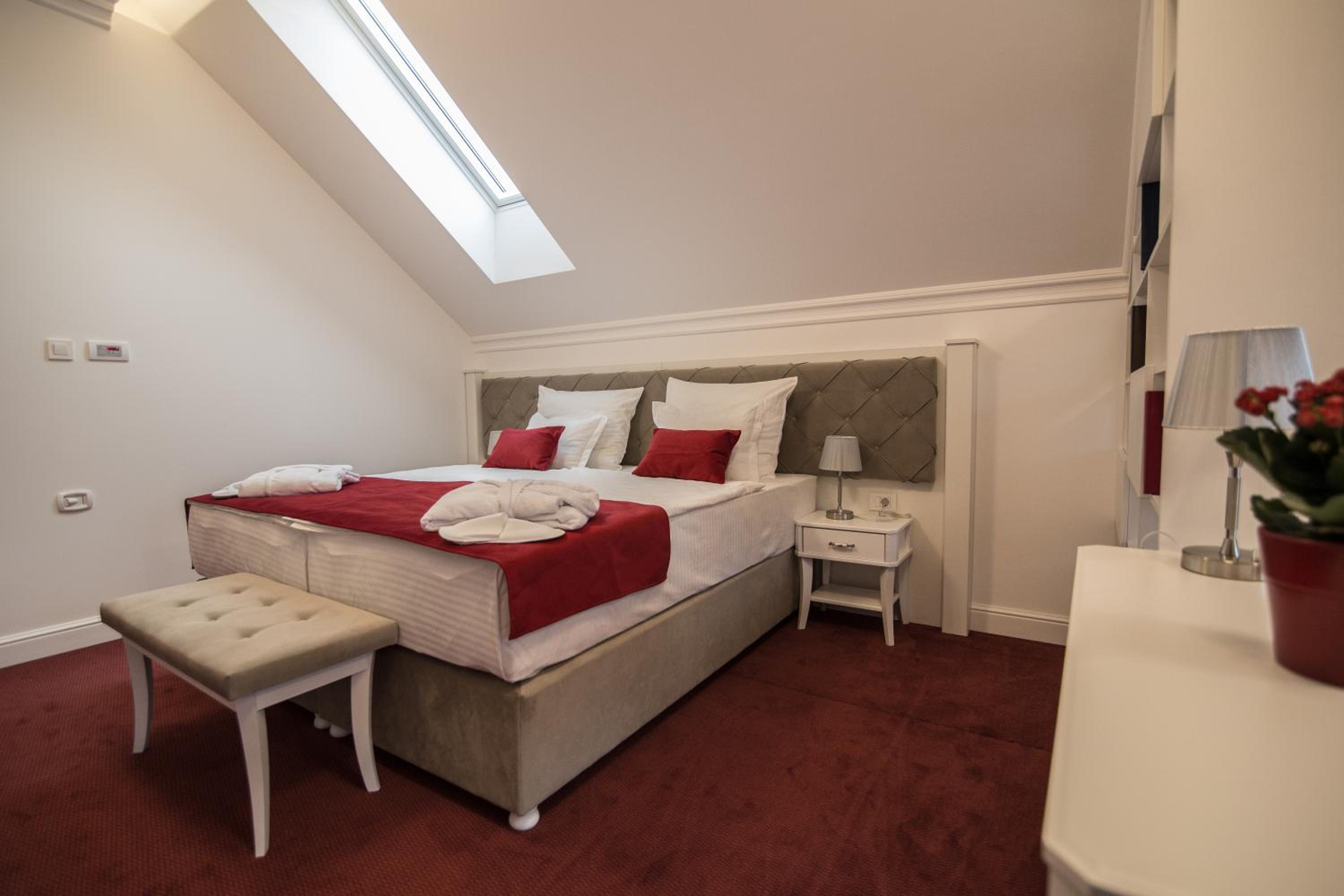 One-Bedroom Apartment - Photo 3
