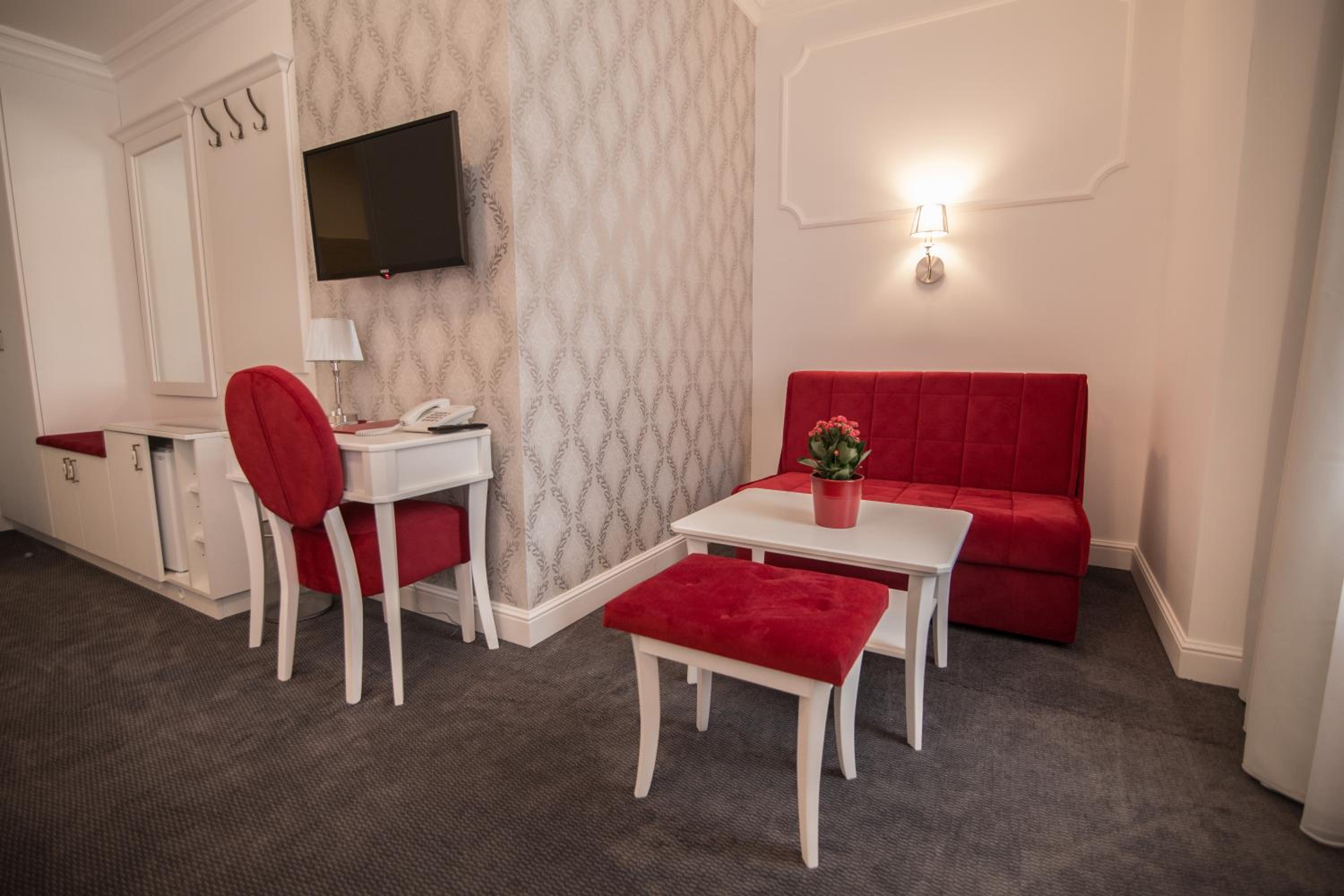 Deluxe Double or Twin Room with City View - Photo 2