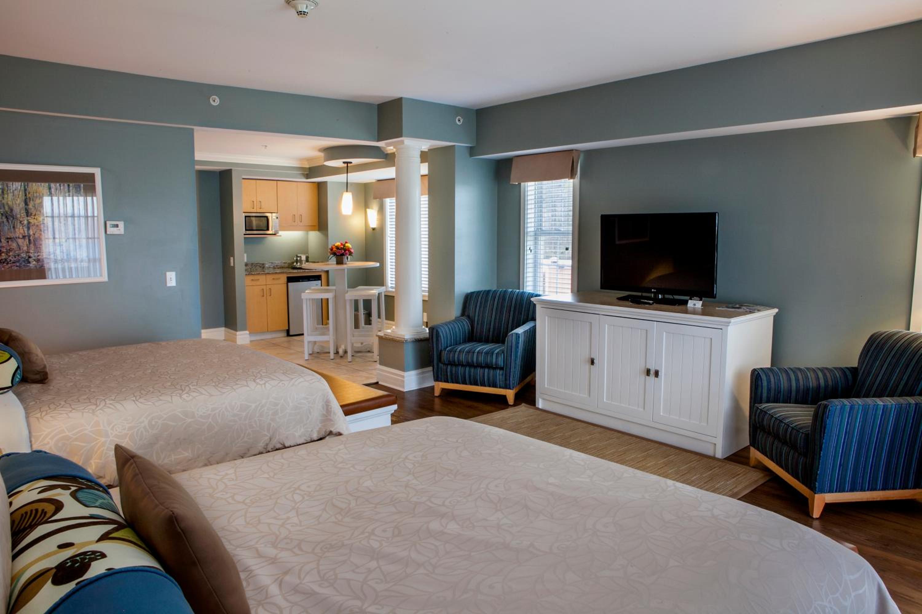 Deluxe Queen Room with Patio and Lake View photo 2