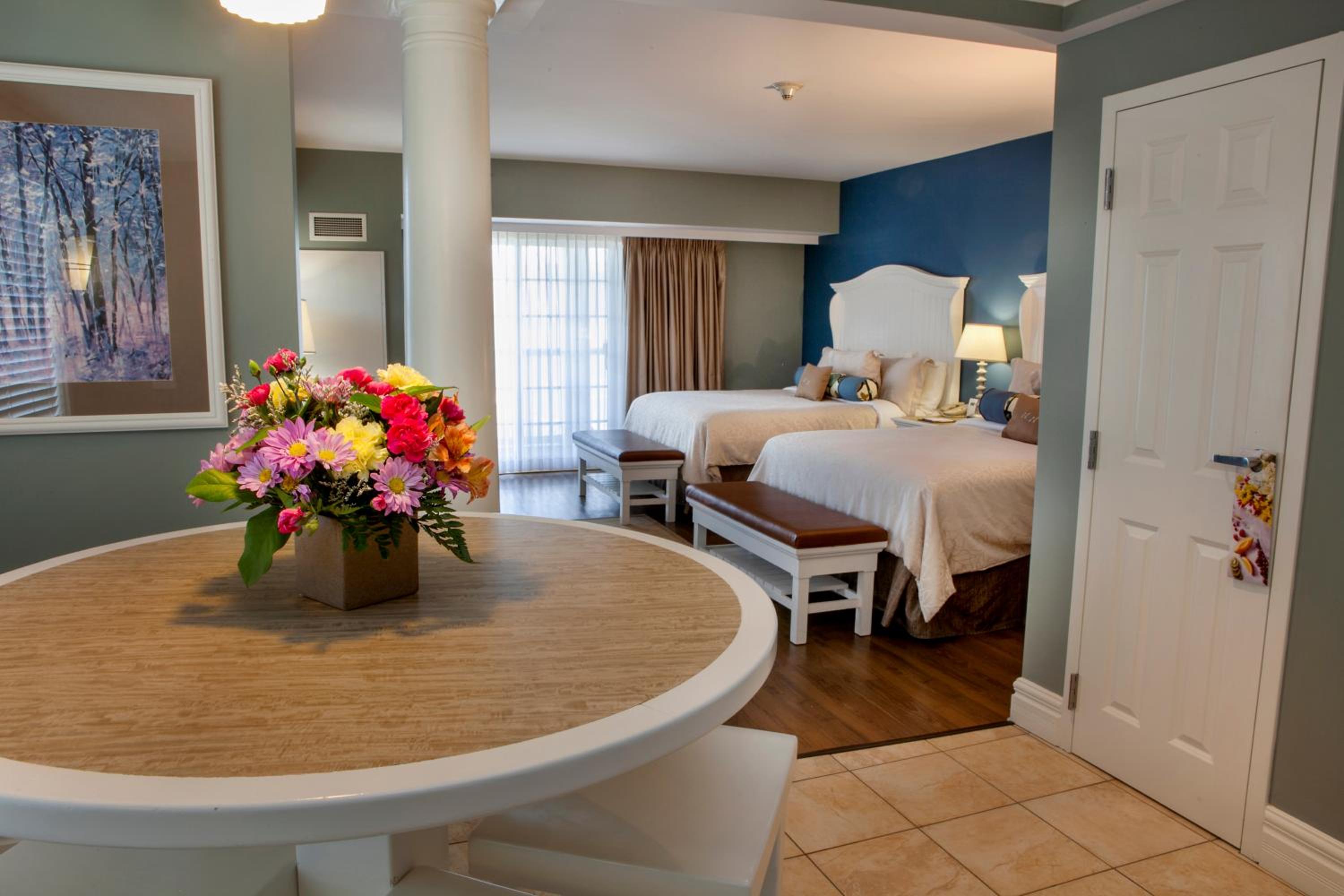 Deluxe Queen Room with Patio and Lake View photo 3