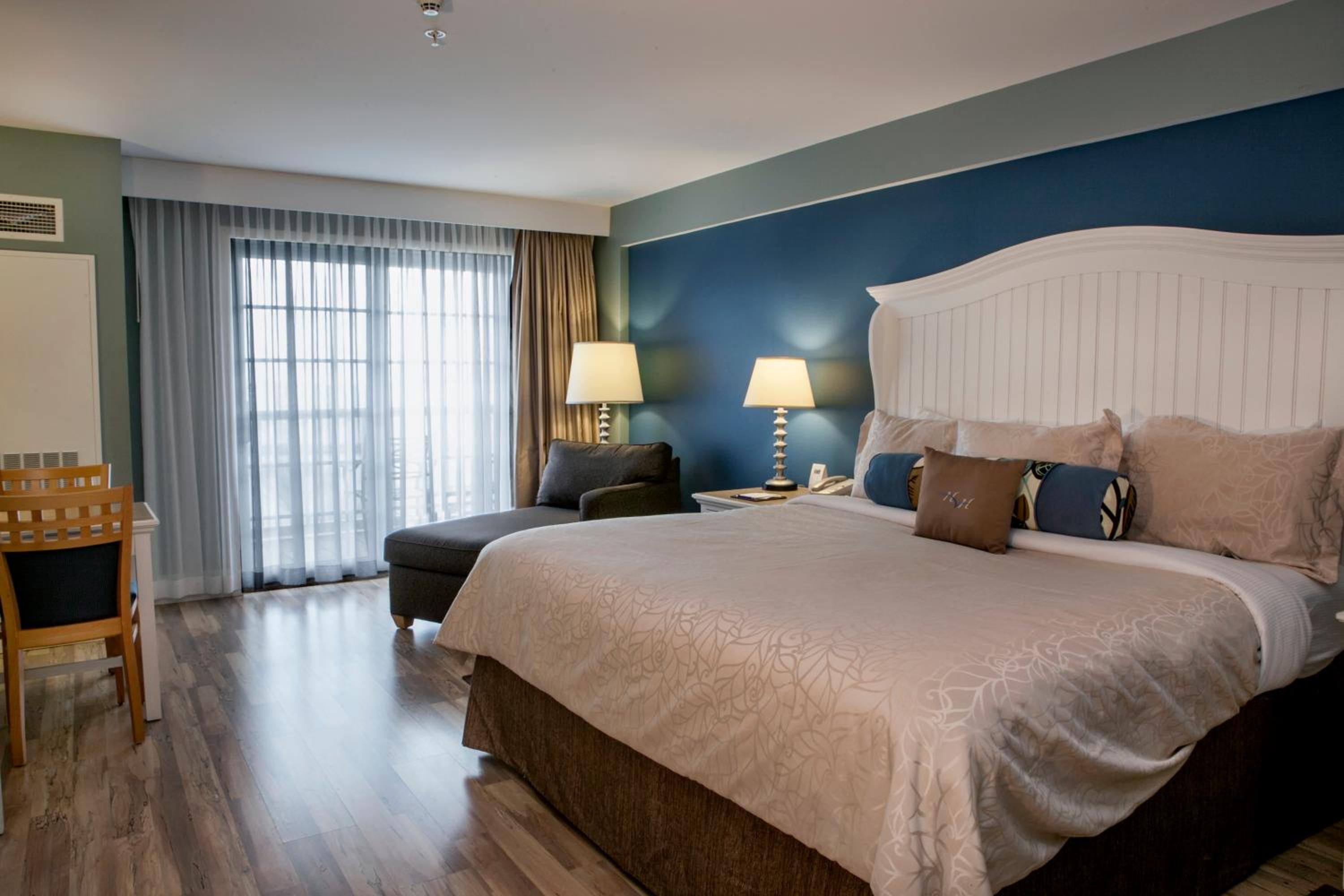 King Room with Sofa Bed with Patio and Lake View