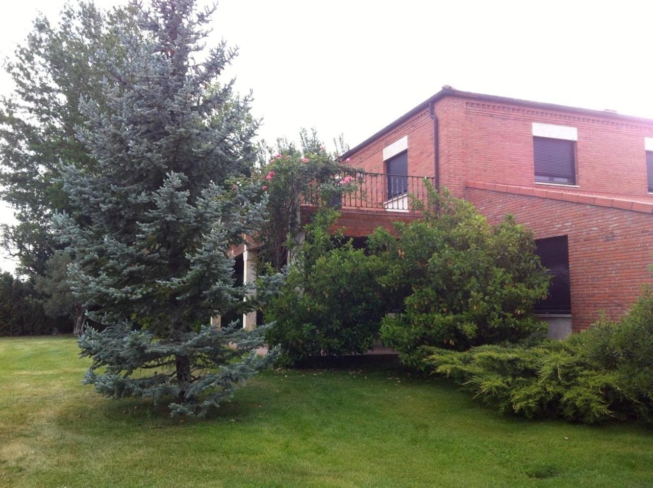 Five-Bedroom House photo 3