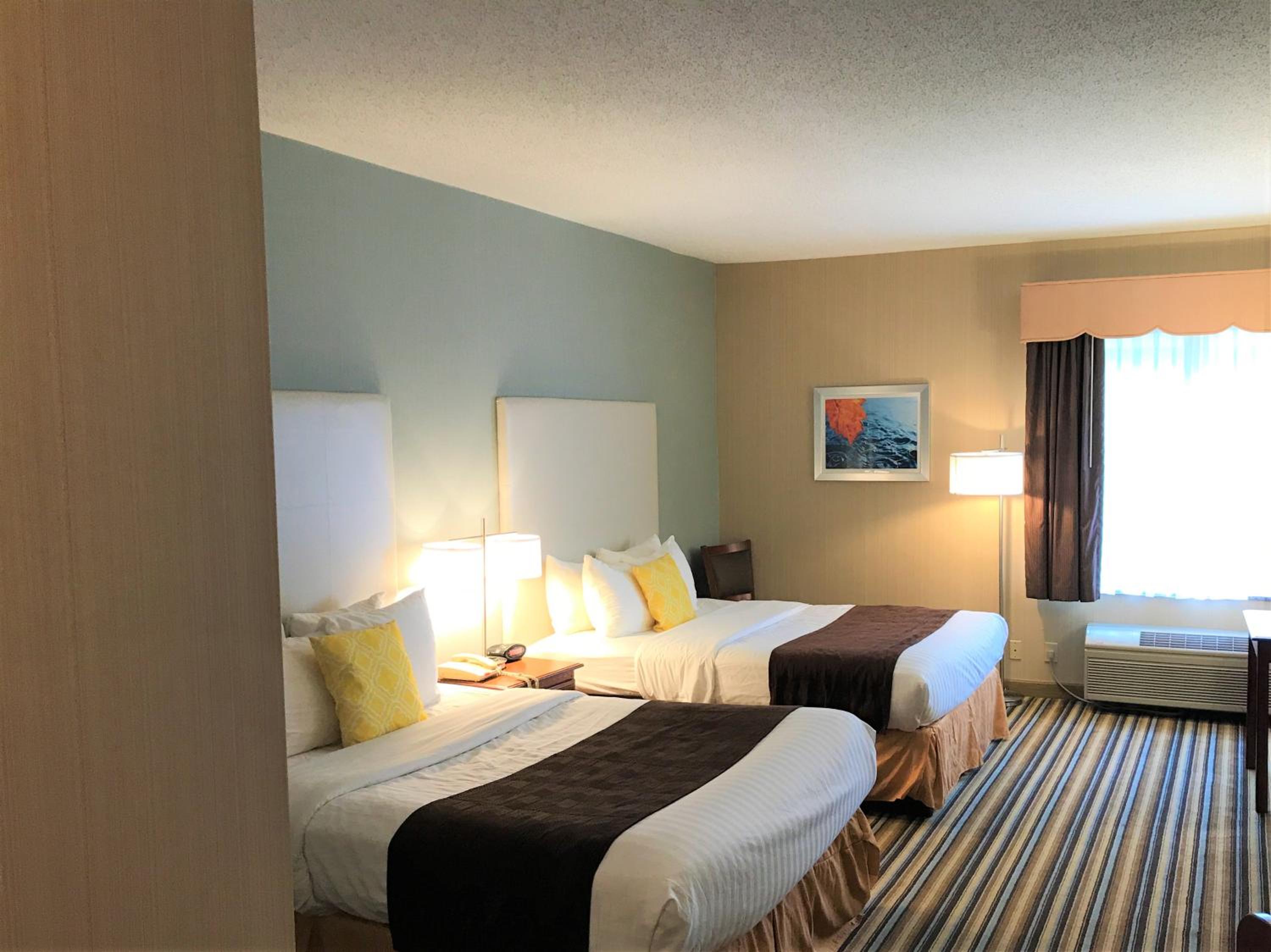Queen Room with Two Queen Beds - Non-Smoking - Photo 3