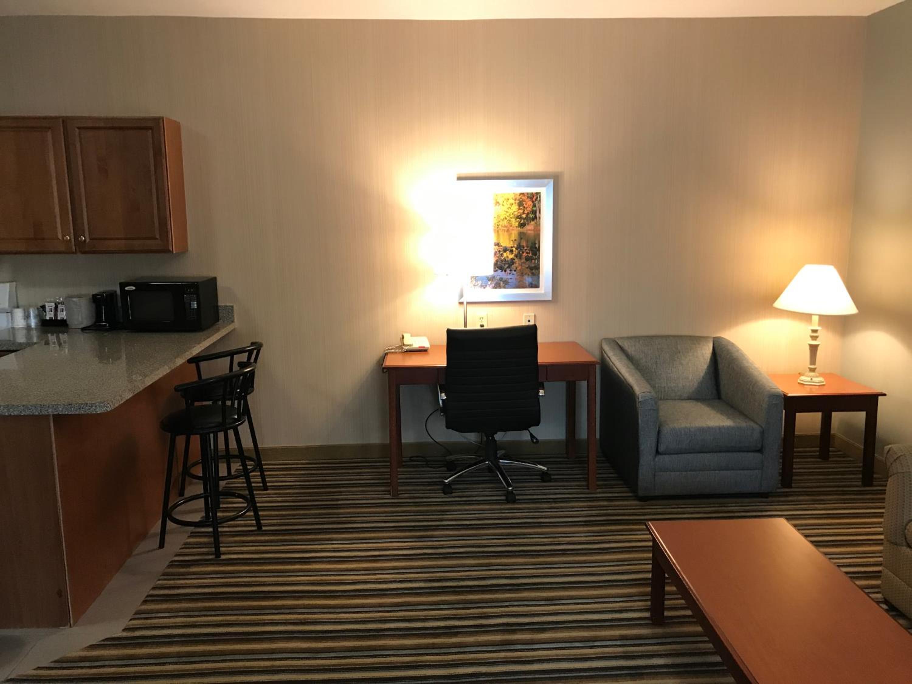 King Suite - Non-Smoking - Photo 3