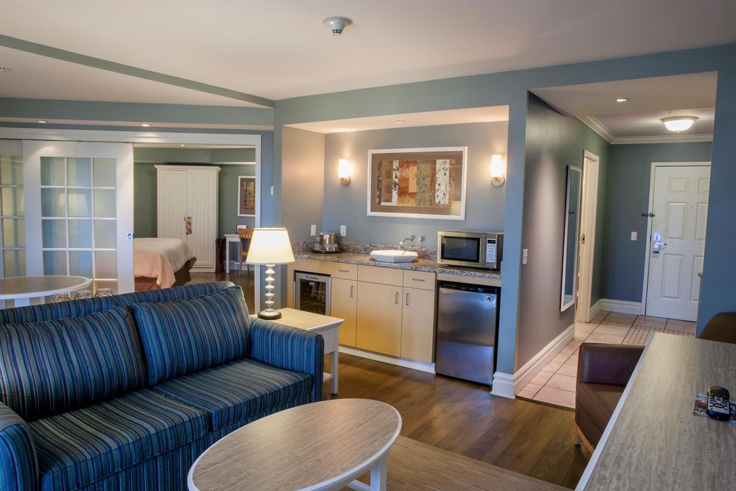 Deluxe King Suite with Sofa Bed photo 3