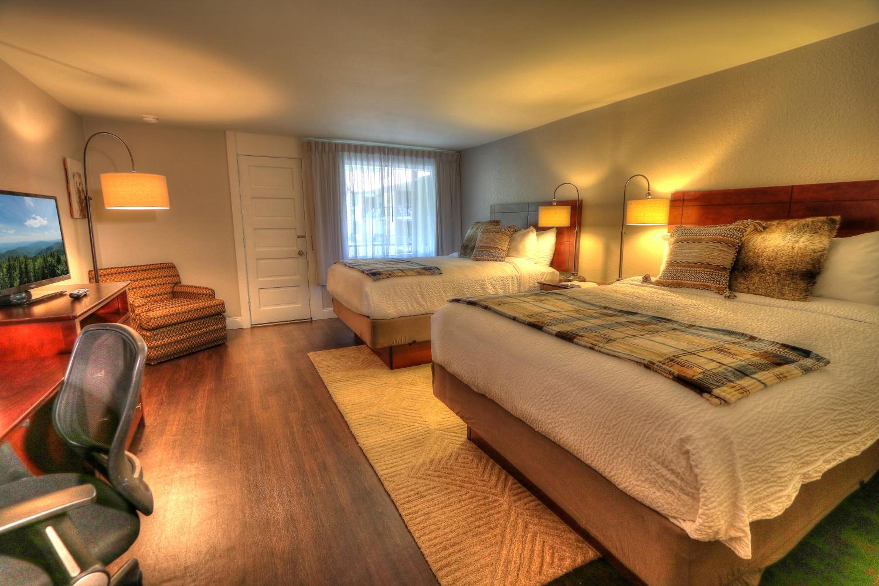 Standard Two Queen Beds With Balcony photo 2