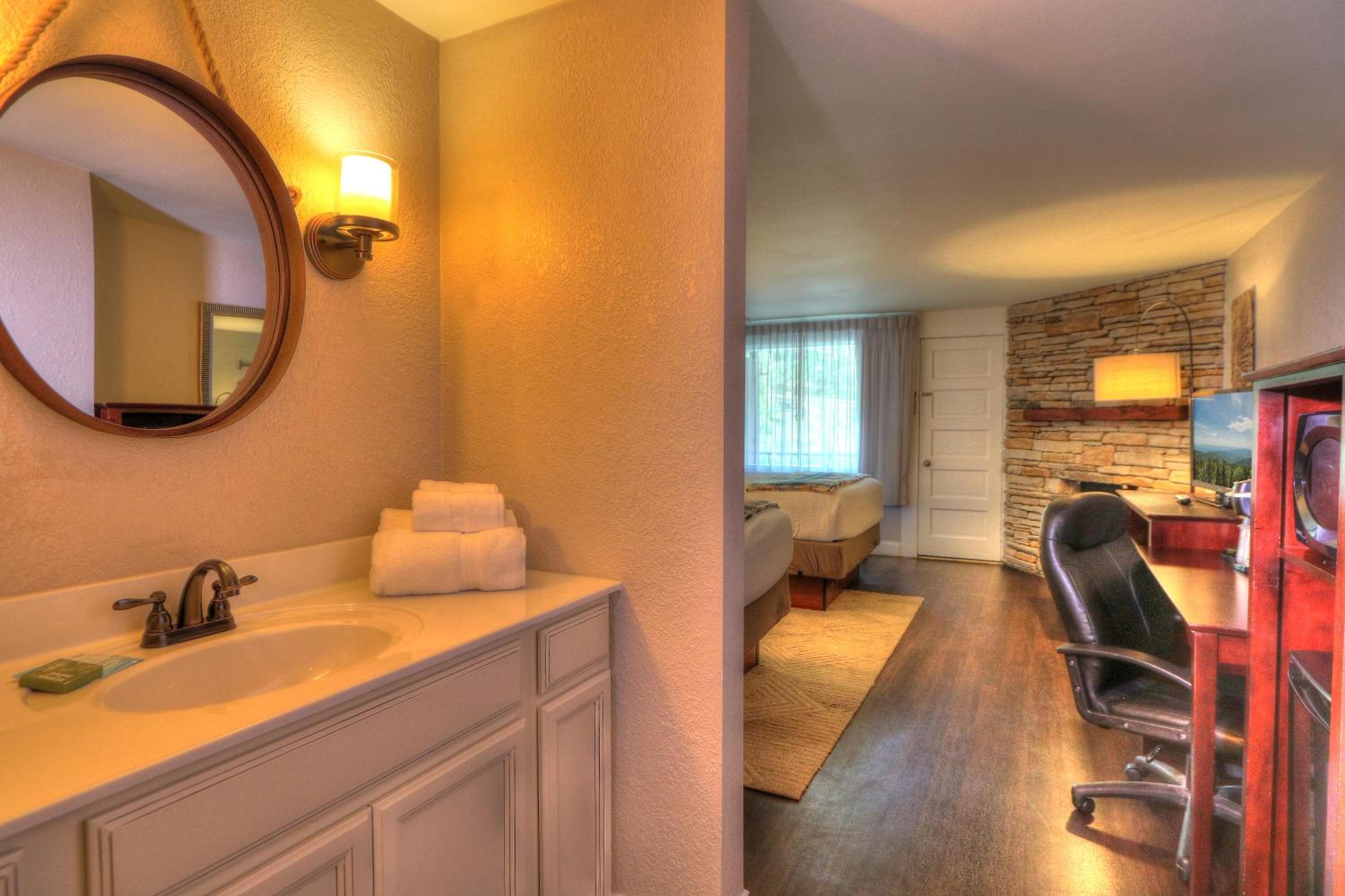 Deluxe Two Queen Beds With Fireplace and Balcony photo 3