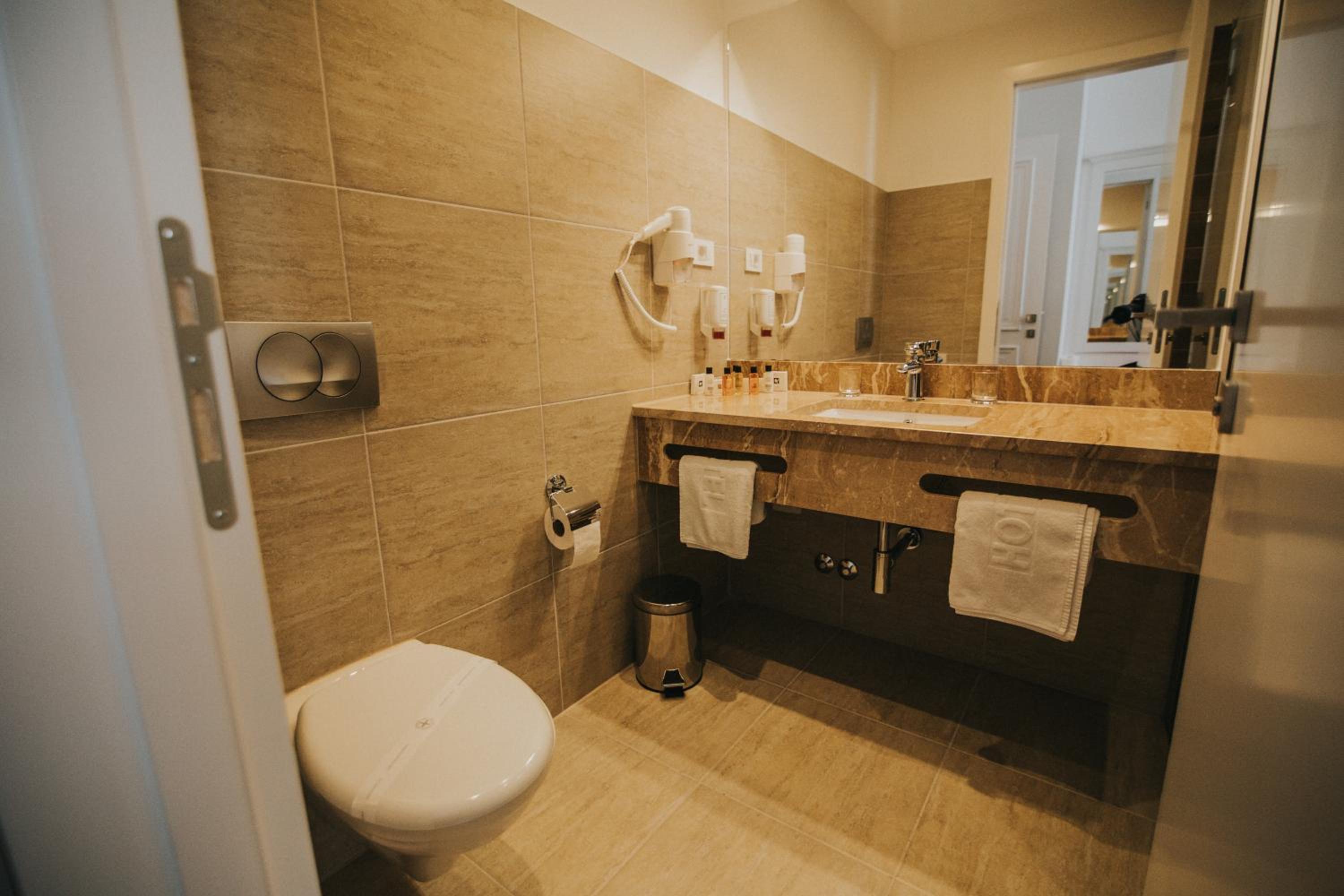 Double or Twin Room with Extra Bed - Photo 2