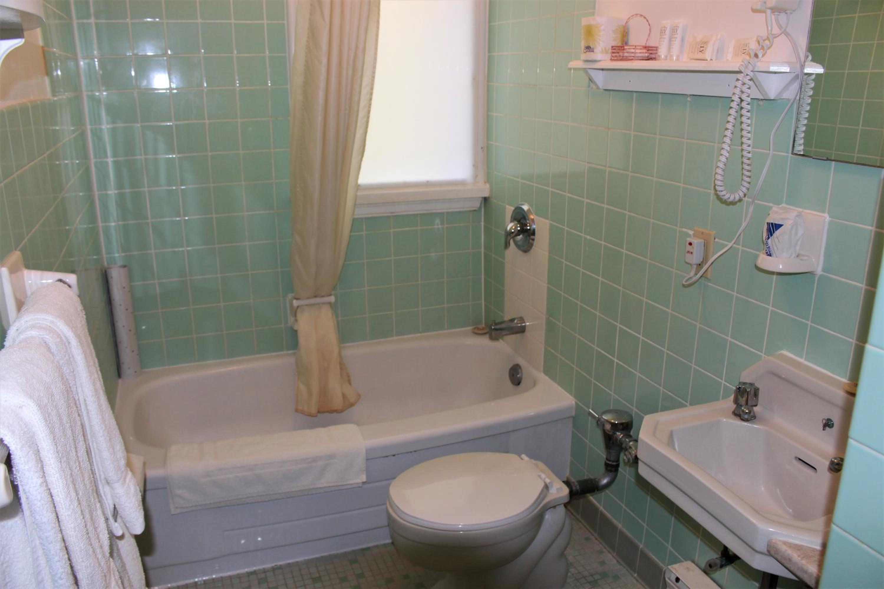 Standard Queen Room - Photo 5