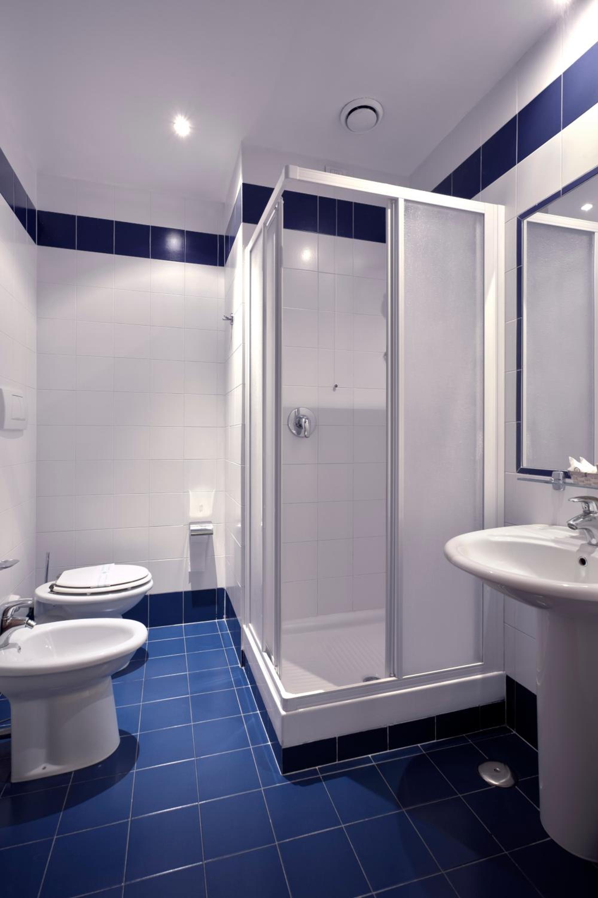 Standard Double Room - Photo 8