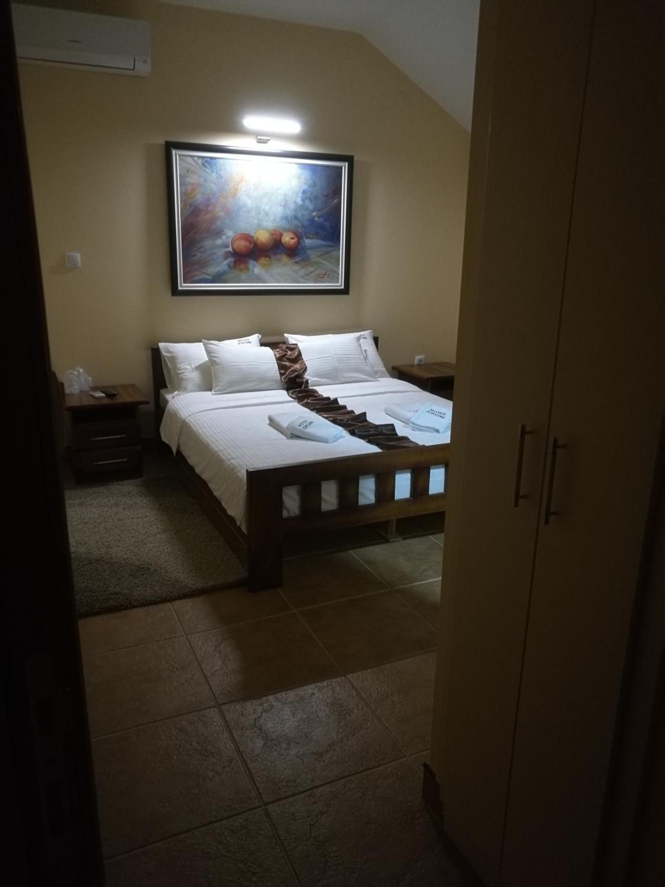 Deluxe Double Room with Shower photo 2