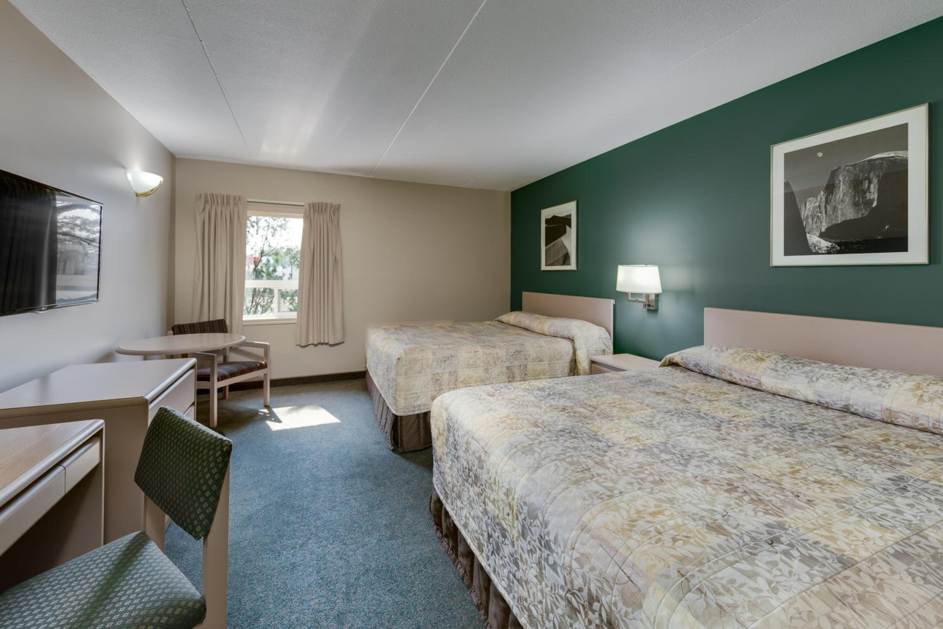 Standard Queen Room with Two Queen Beds photo 2