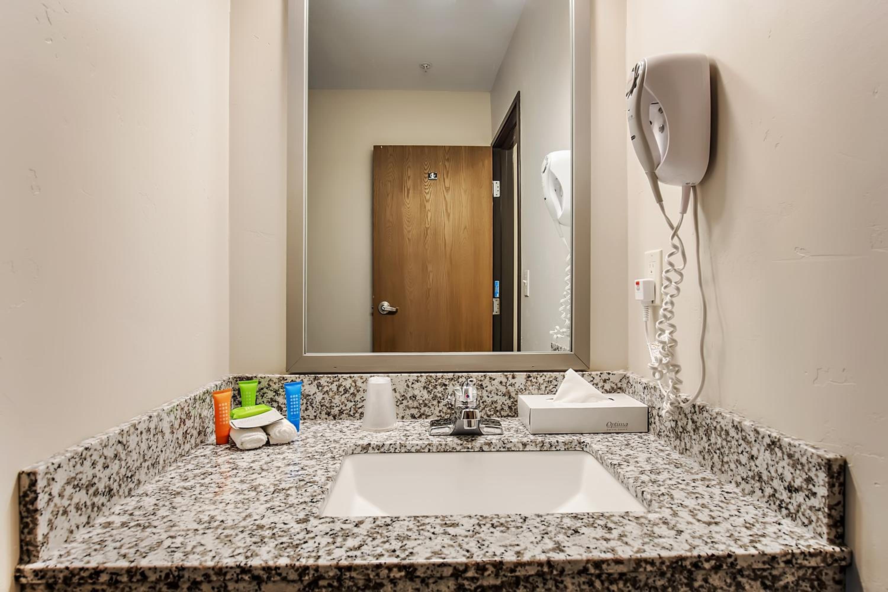 Deluxe King Room - Photo 10