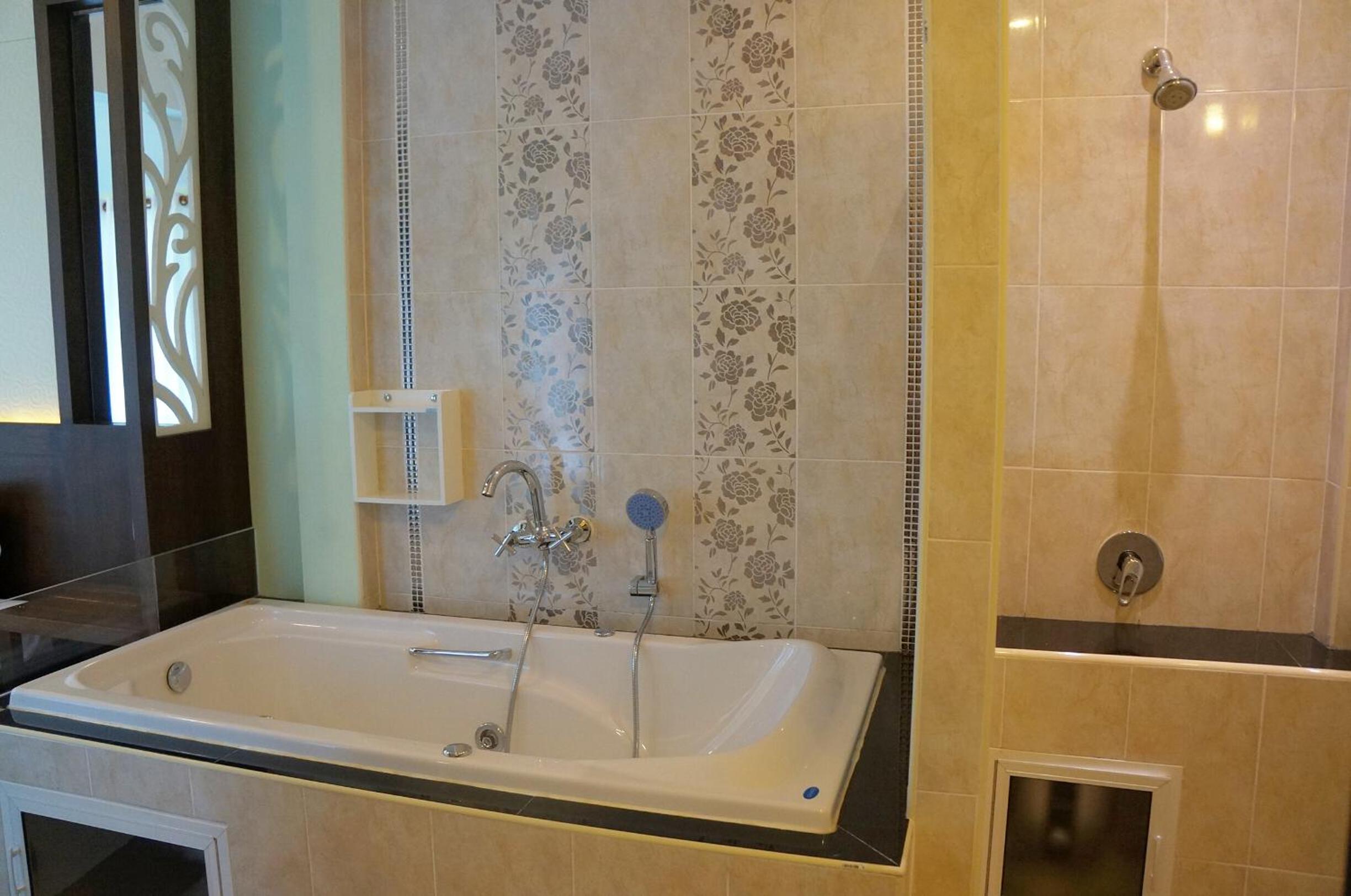 Suite with Spa Bath photo 3