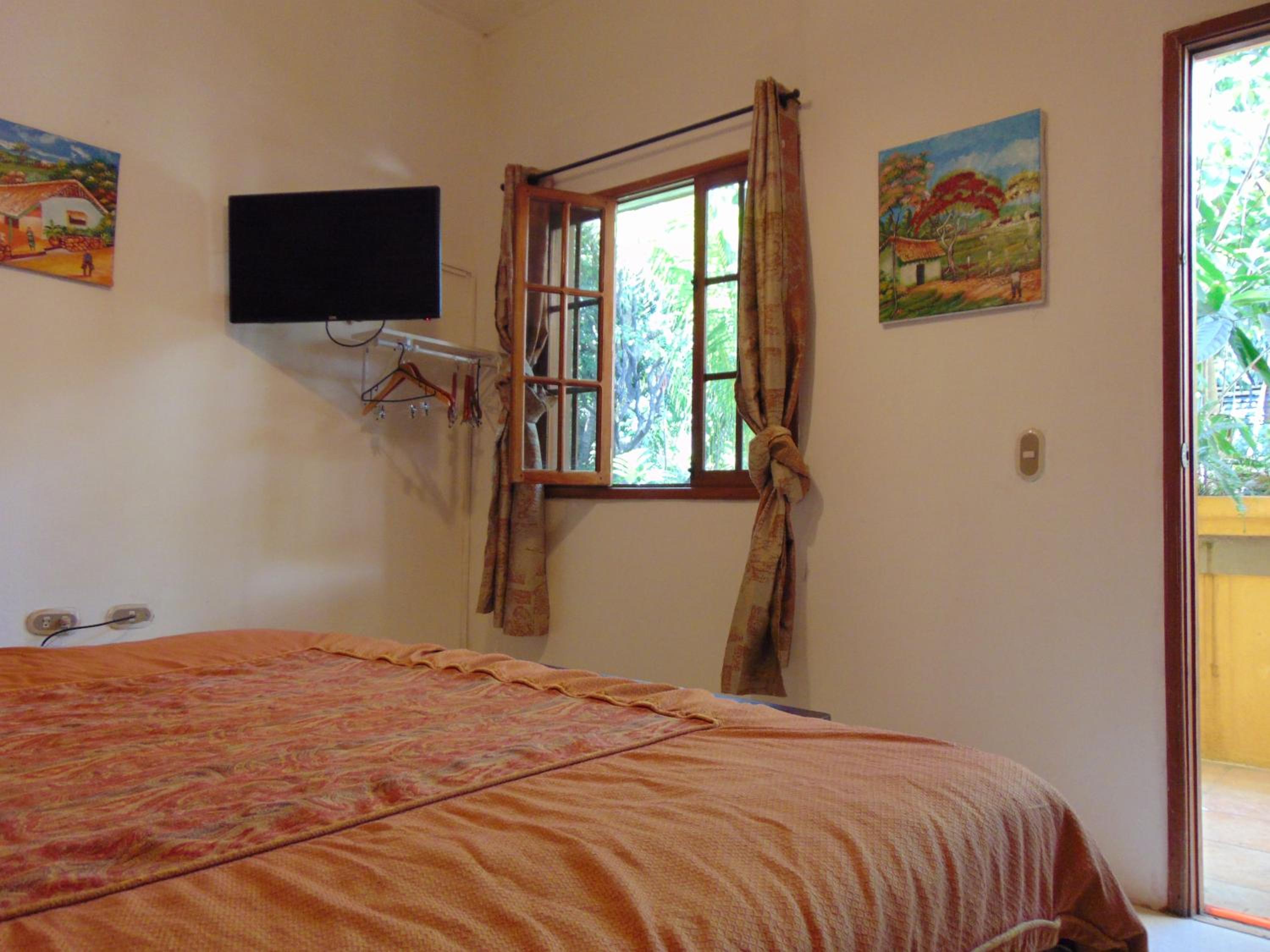 ​1 Queen size bed room photo 2