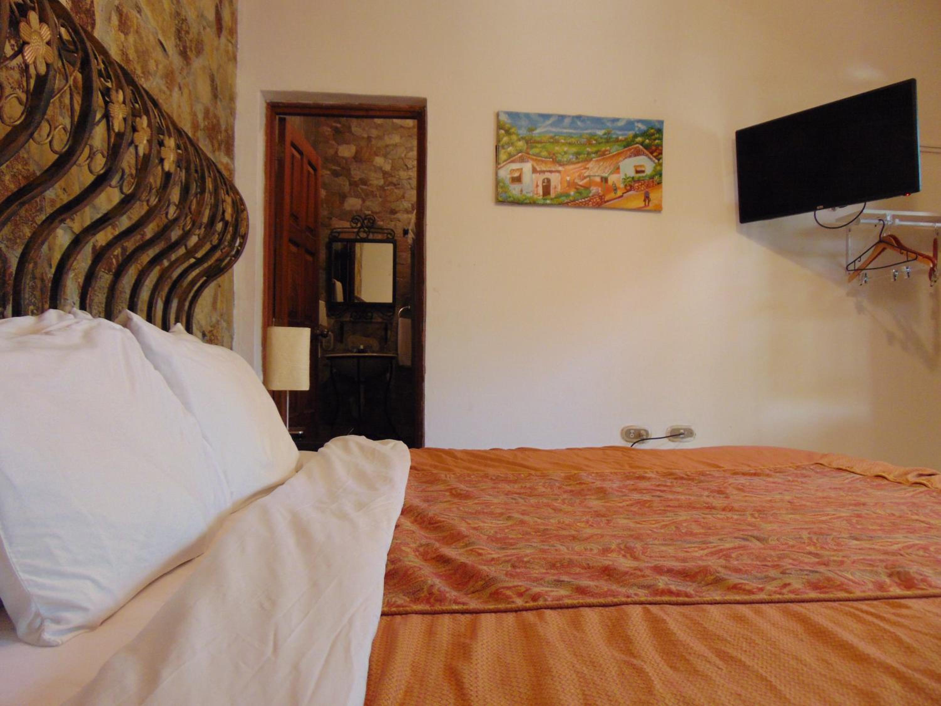 ​1 Queen size bed room photo 3