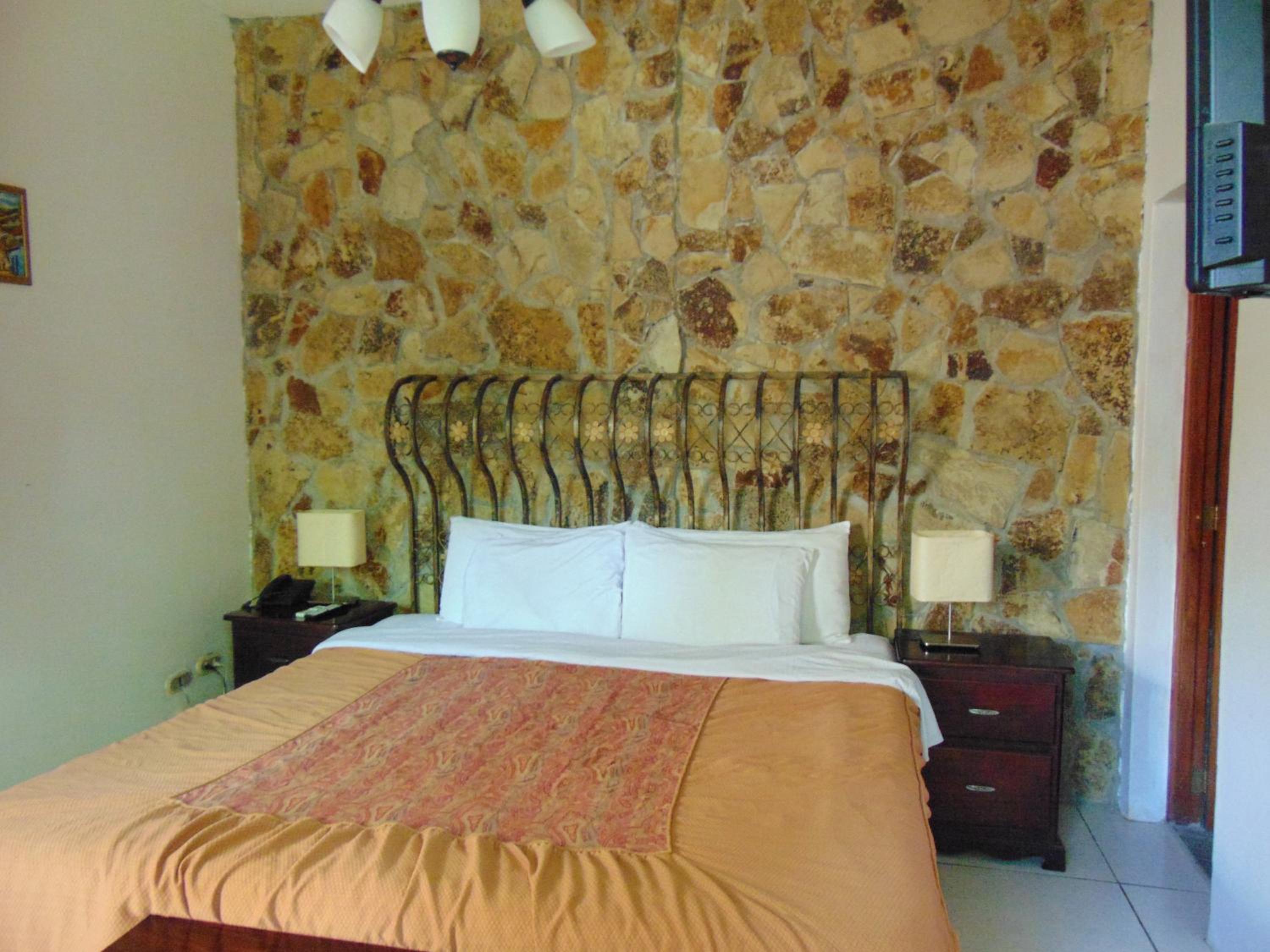 ​1 Queen size bed room photo 1
