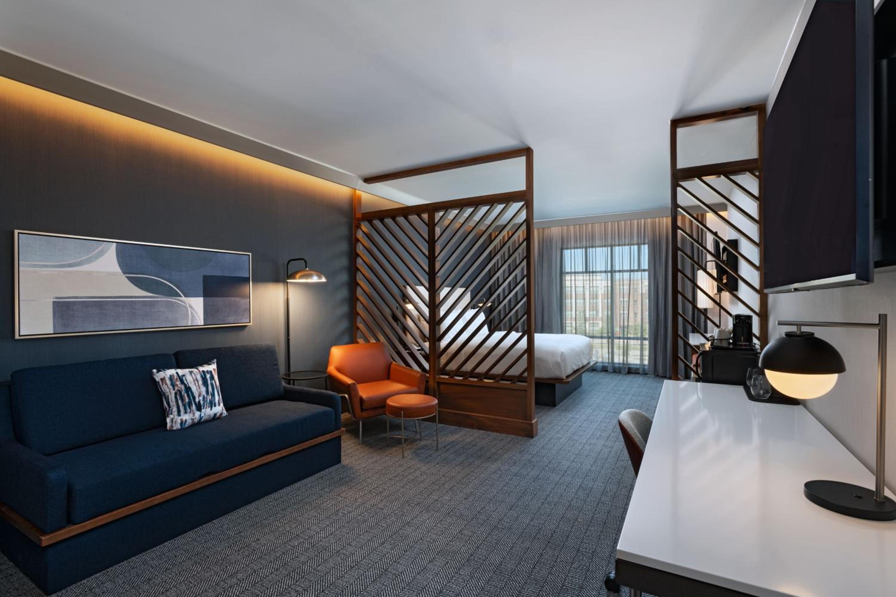 King Room with Bathtub and Sofa Bed - Mobility Access photo 3
