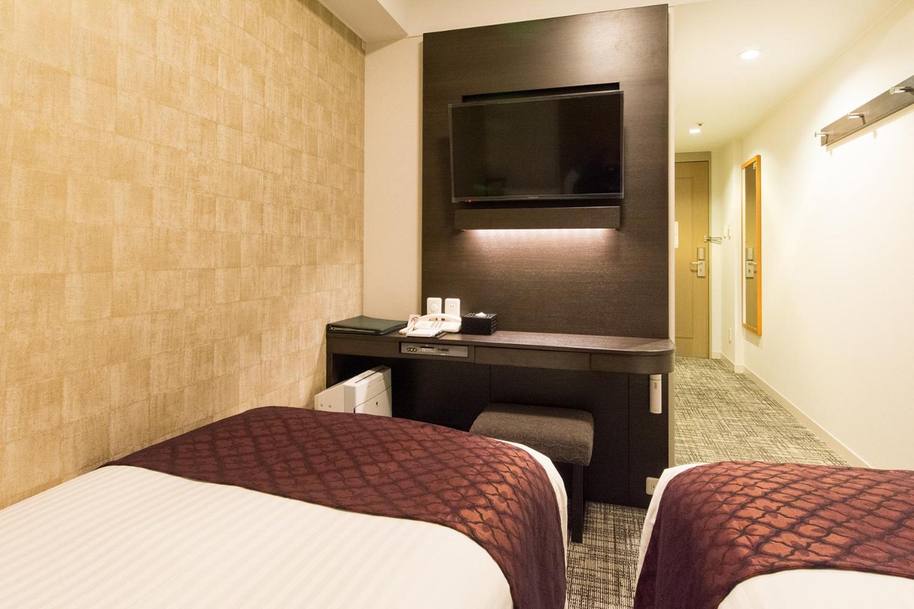 Small Twin Room - Non-Smoking thumbnail 5