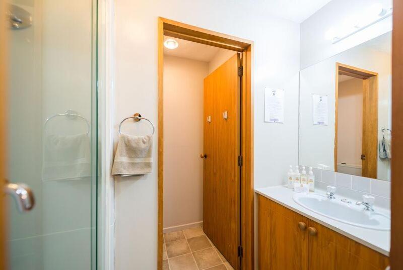 Deluxe One-Bedroom Apartment - Photo 7